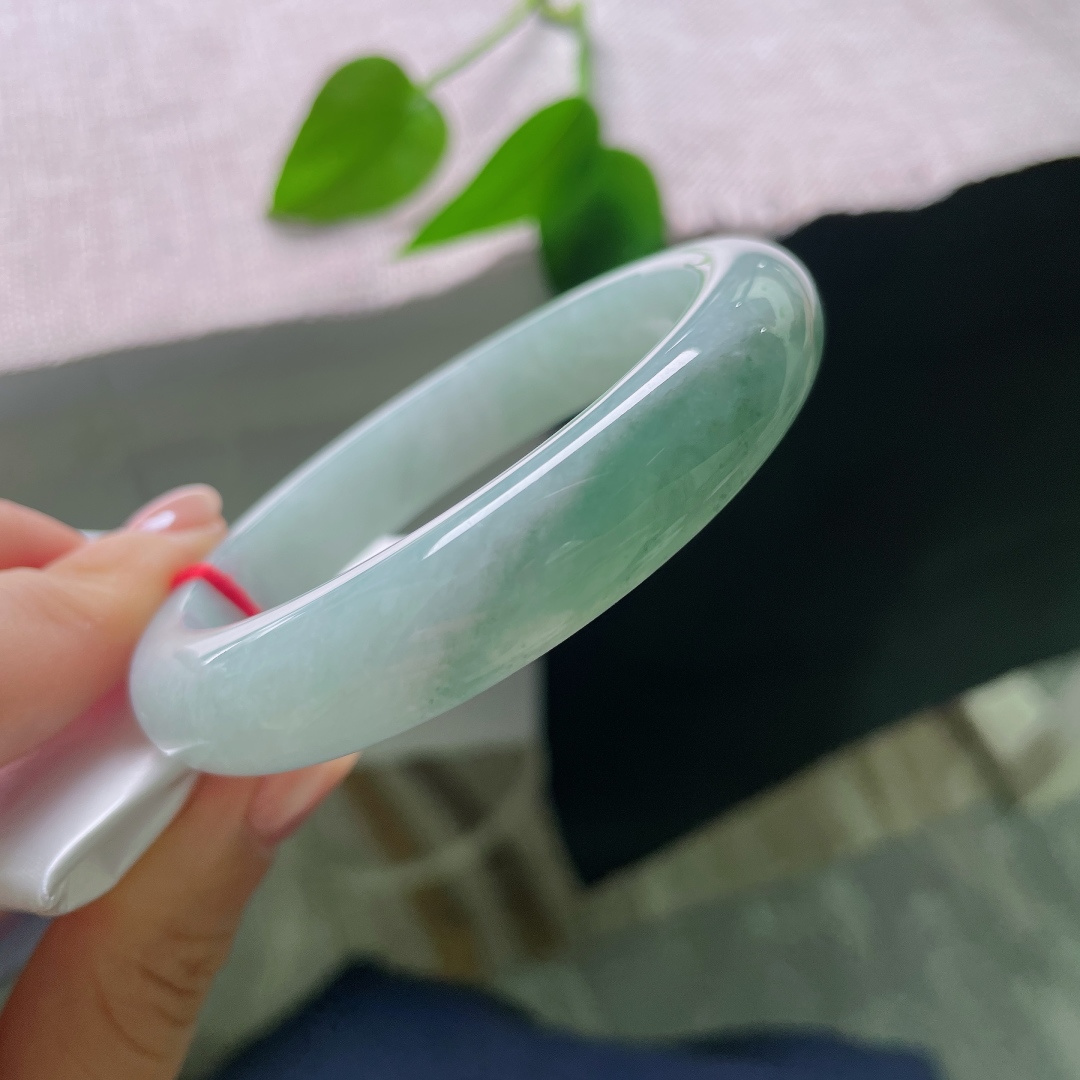 油青正圈，无裂，镯型周正大方，条杆匀称适中，佩戴贴合手腕，上手端庄秀气。ss57863a