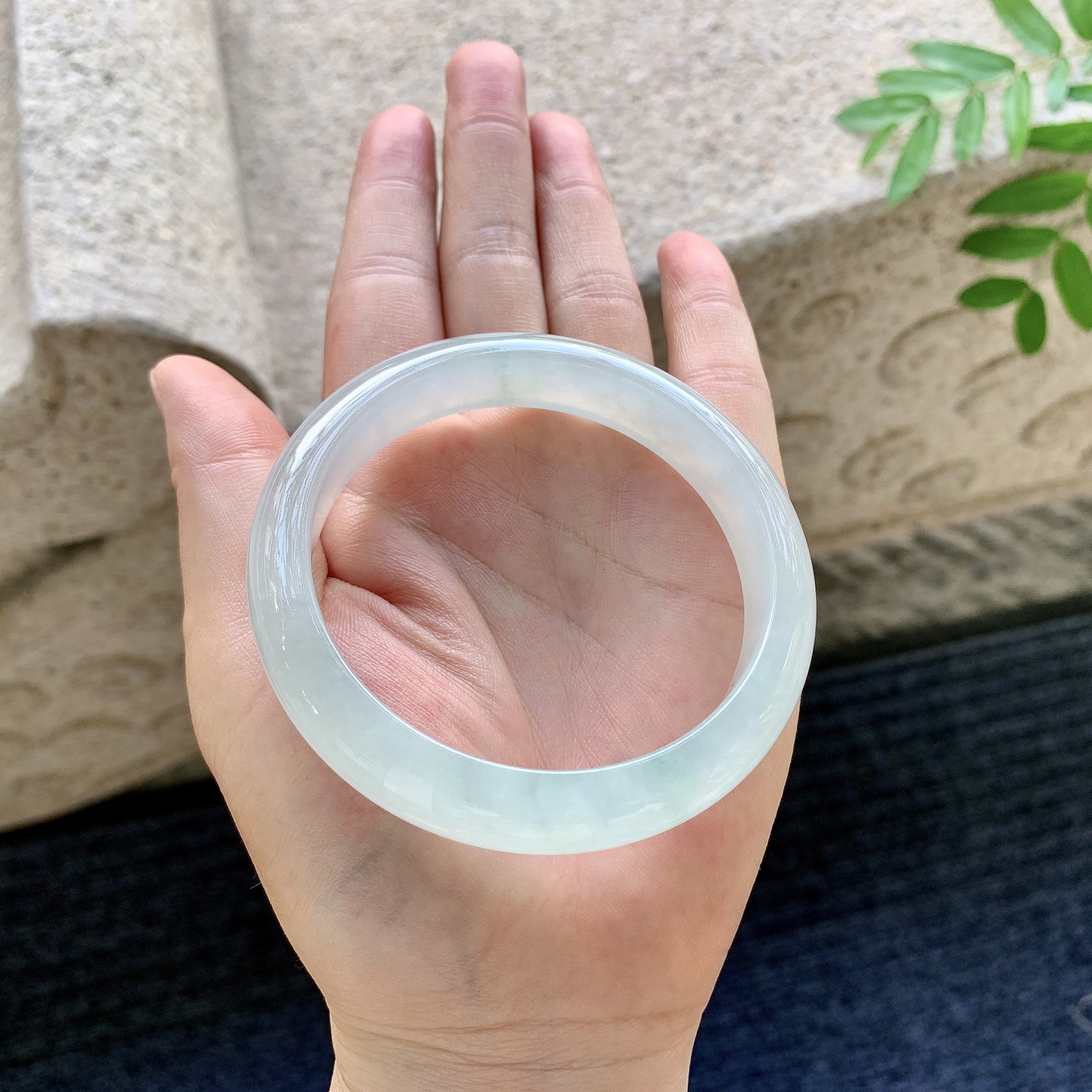 正圈57 58，圈口58/12.4/8，编码AD082305，描述冰糯晴底，水润，种老，细腻，无裂。
