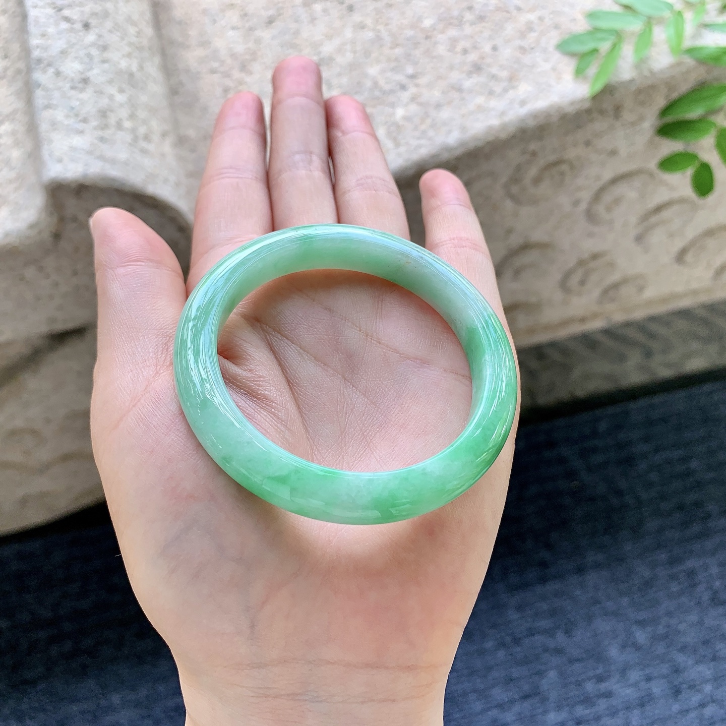 正圈49 50，圈口50.2/9/7.5，编码T1082319，细糯飘绿，水润，种老，细腻，有纹线