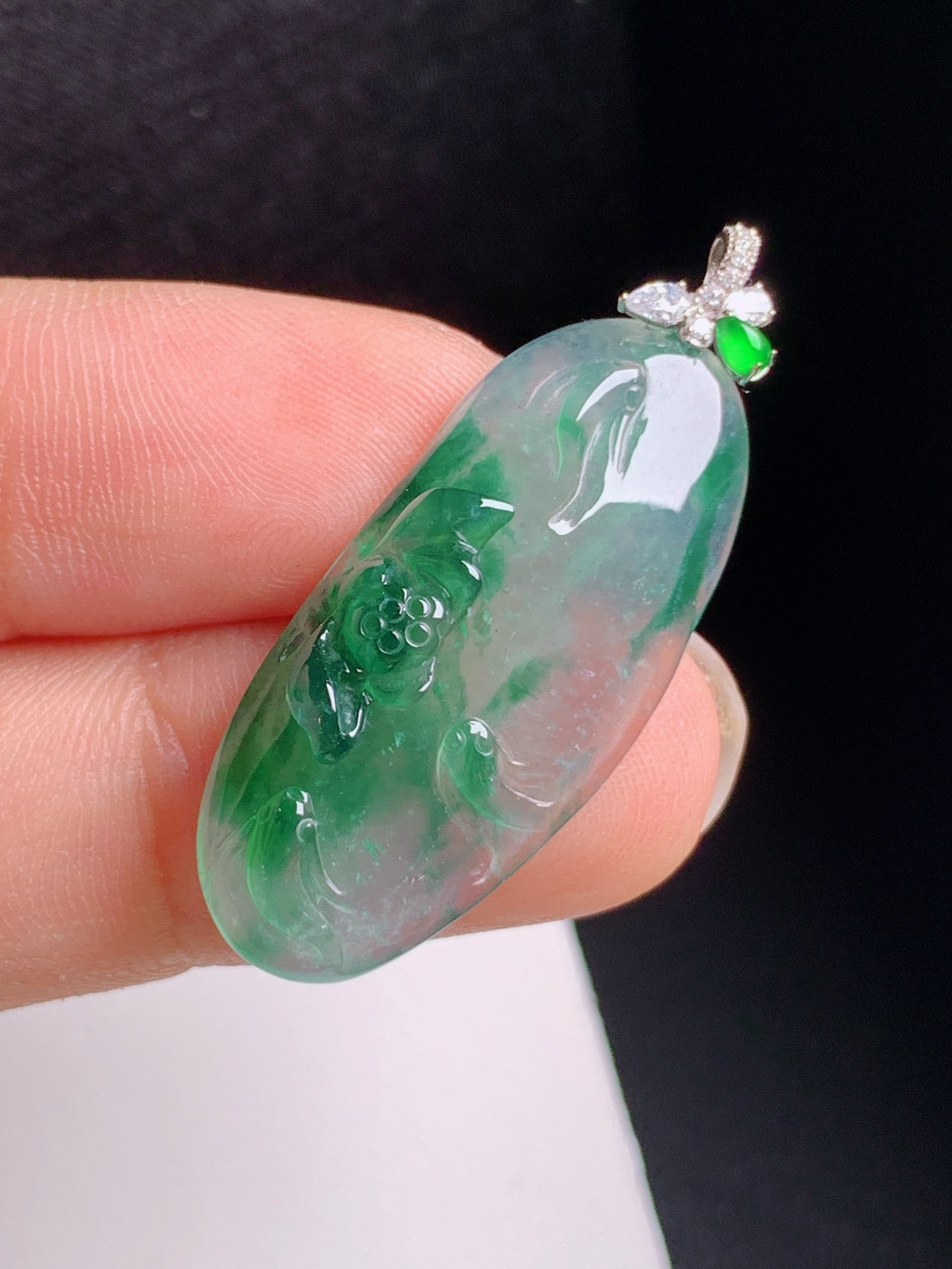 冰种飘花莲花吊坠，翠色浓郁，雕工雅致，和和美美，530819
