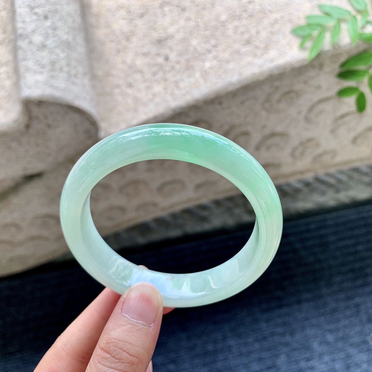 正圈57 58,圈口58.2/13/8.2,编码Q5082313,飘阳绿，水润，种老，细腻，无裂