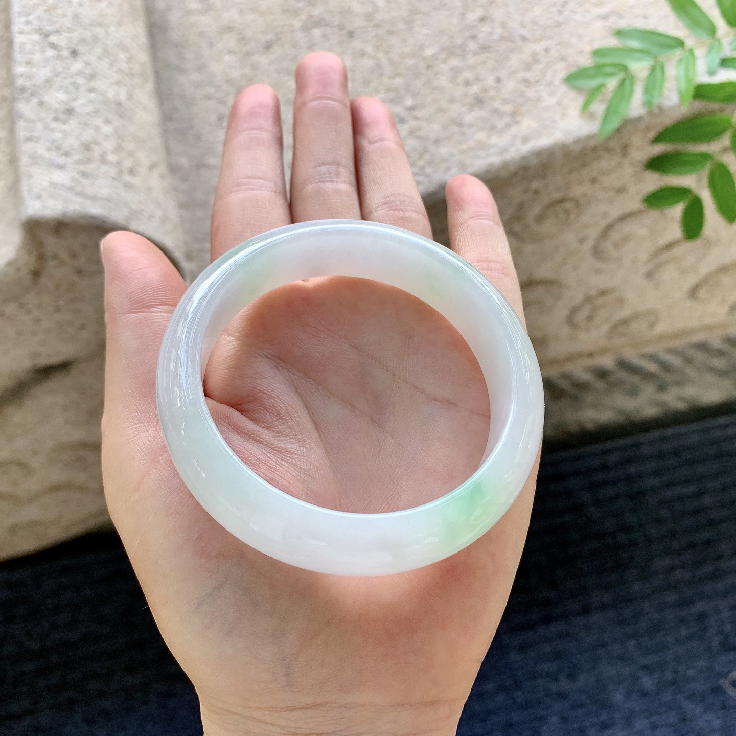 正圈56 57，圈口57.2/14.6/8，编码AD082310，细糯飘绿，水润，种老，细腻，无裂。