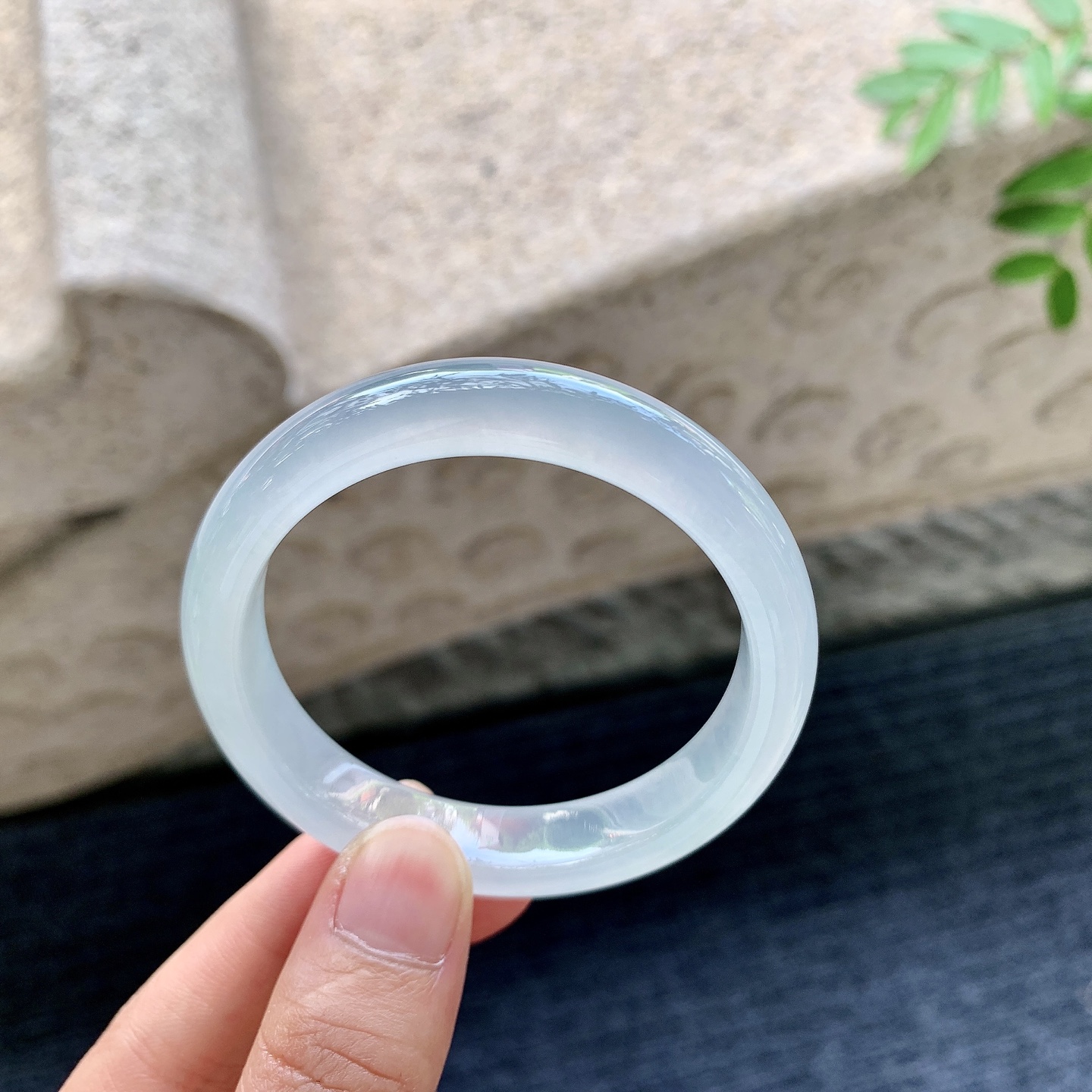 正圈48 49,圈口49.7/10.7/7,编码T1082318,描述冰种，清透，水润，种老，细腻，无裂