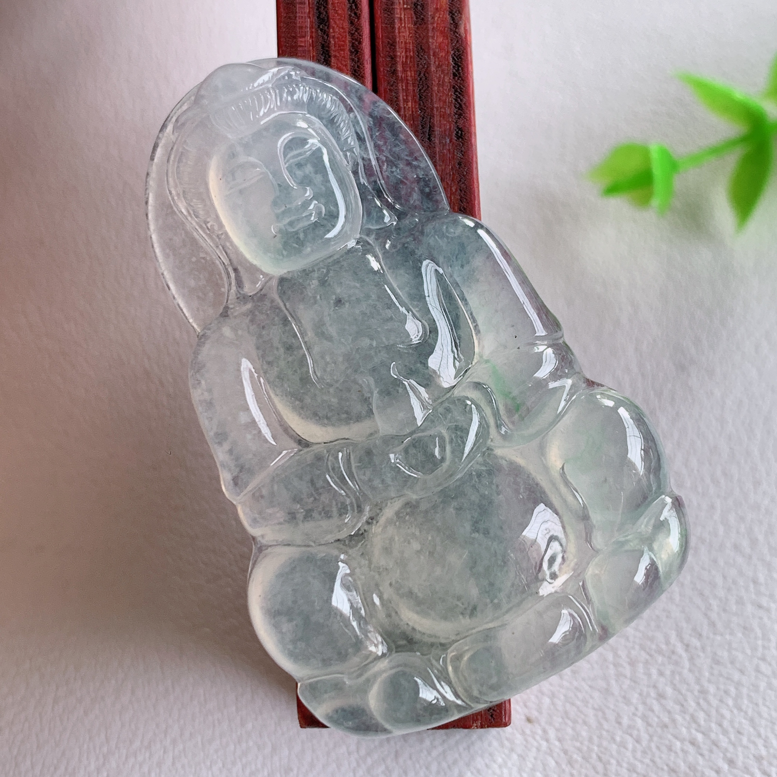 冰精雕观音吊坠，法相端庄大气，工艺精湛，种色浓郁，细腻饱满冰润，种老水足，收藏佳品，佩戴大气  W03.20 尺寸：48.5-30.5-5.6mm