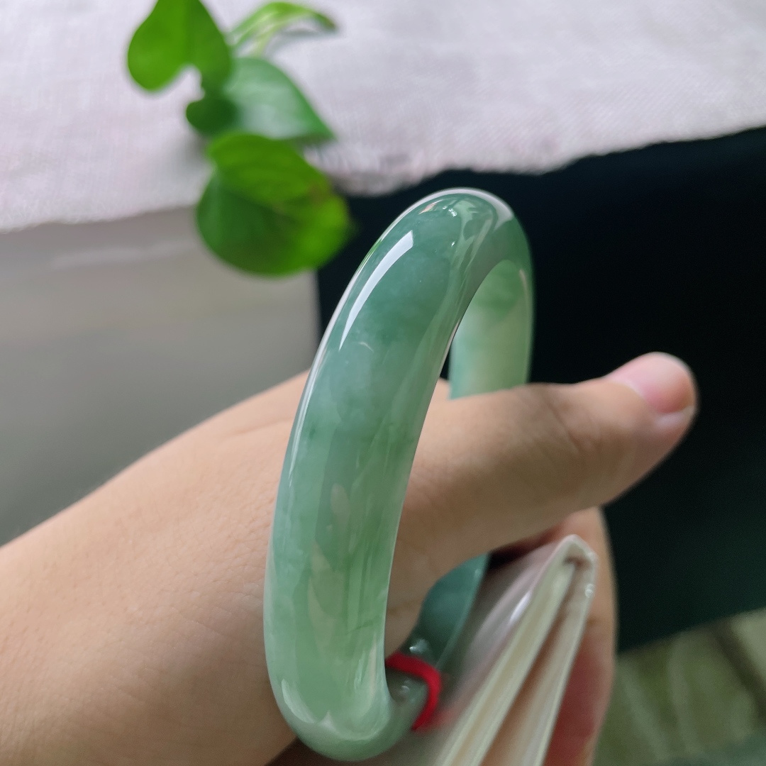 绿底正圈，无裂，种老 油润，色泽内敛温润，上手成熟端庄、大方得体，尽显雅致大气的从容气质。ss57730a。