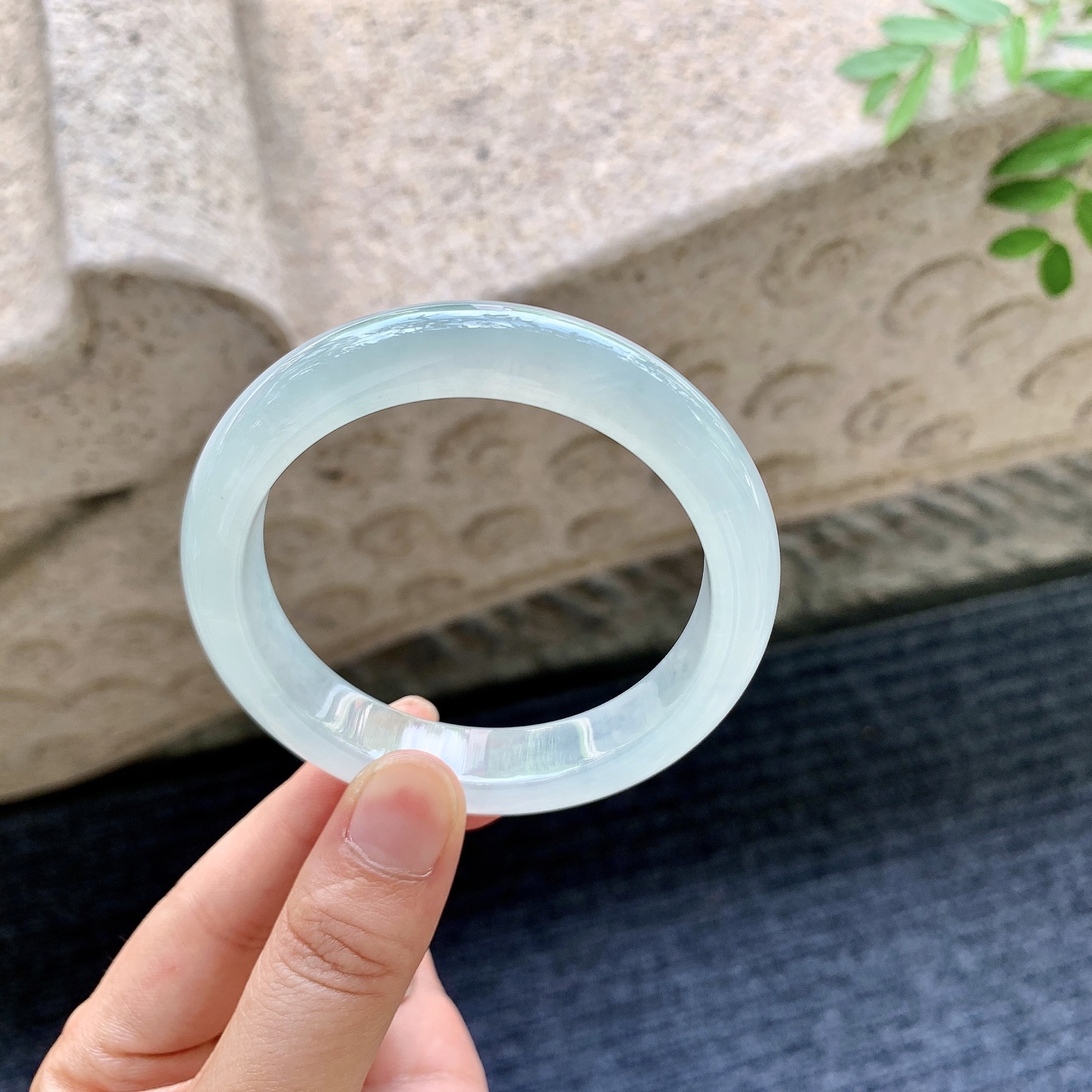 正圈55 56,圈口56/12/8.5,编码C5082331,冰糯晴底，水润，种老，细腻，打灯有絮线