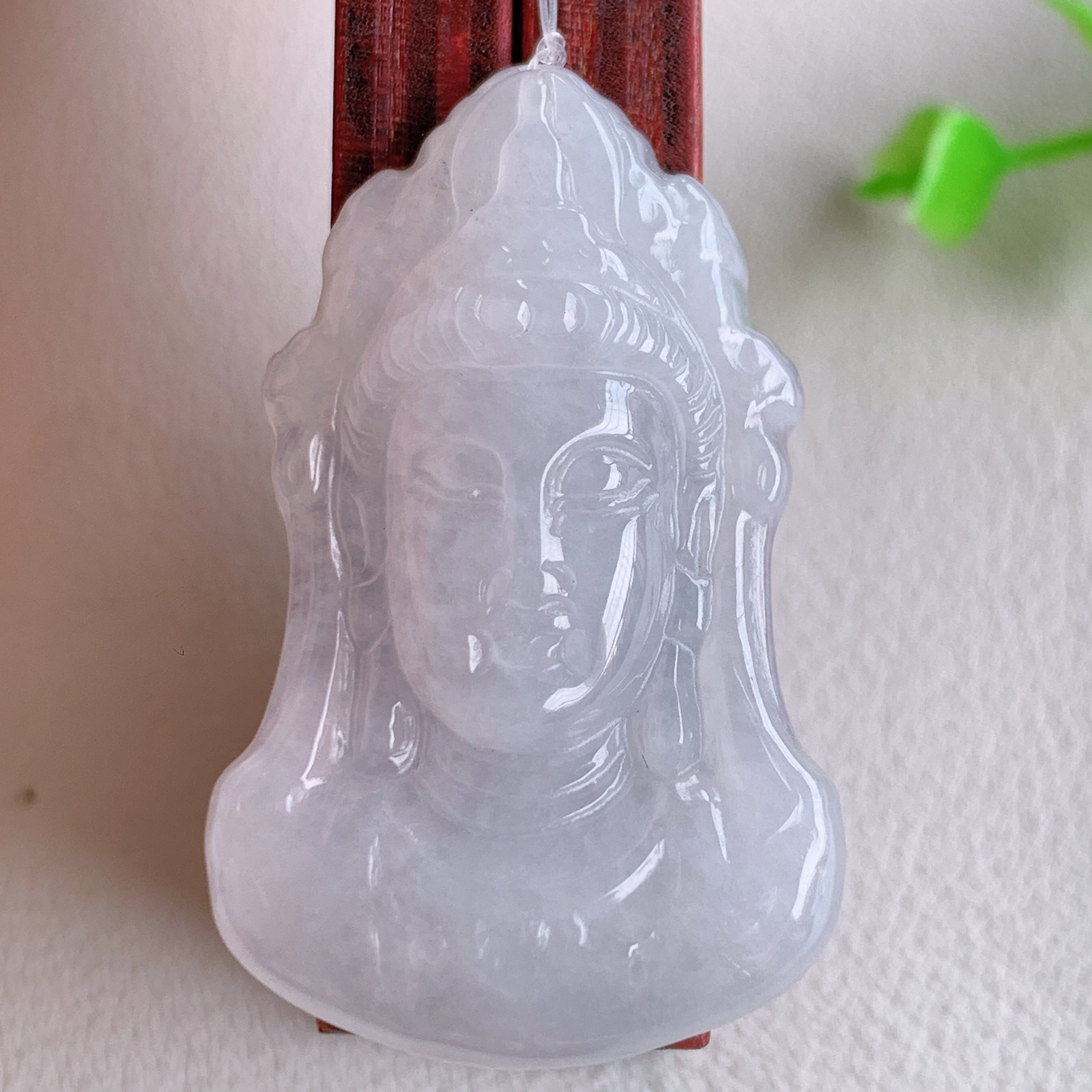 冰润精雕观音吊坠，法相端庄大气，工艺精湛，种色浓郁，细腻饱满冰润，种老水足，收藏佳品，佩戴大气  W