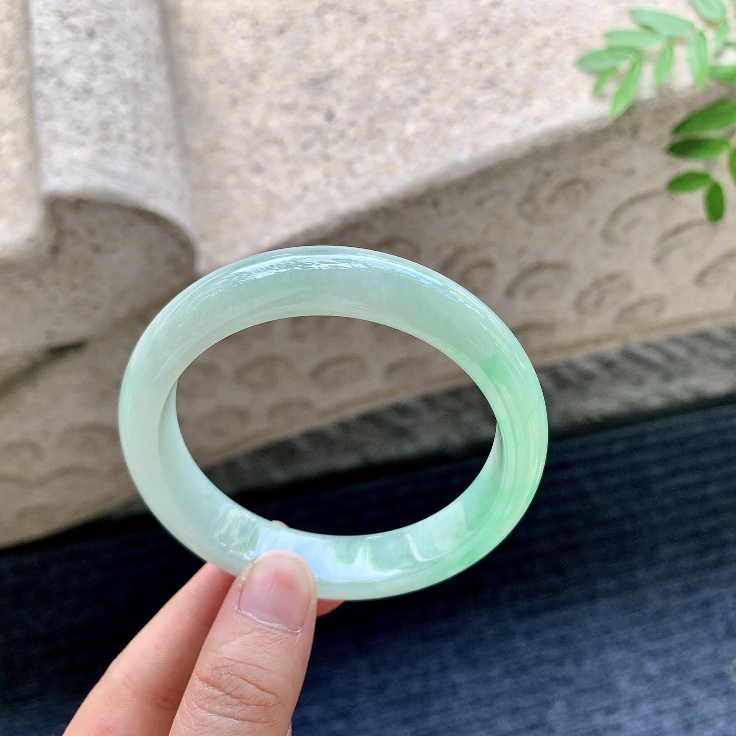 正圈57 58,圈口58.2/13/8.2,编码Q5082313,飘阳绿，水润，种老，细腻，无裂
