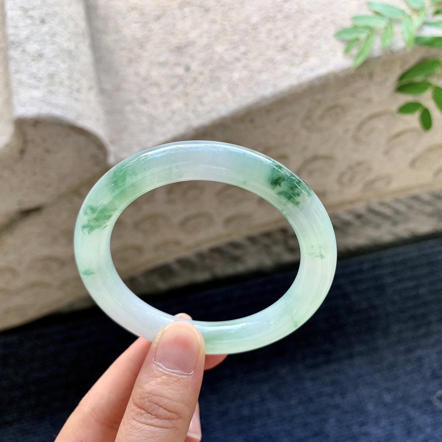 圆条52 53，圈口53.5/9.6/9.4，编码BA082323，糯冰飘花，水润，种老，细腻，打灯有棉纹