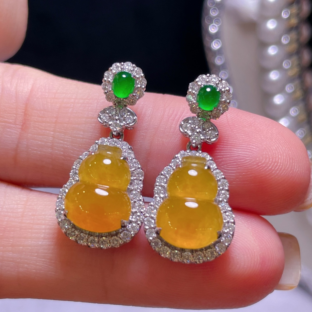 翡翠A货 葫芦耳环，黄翡满色，料子冰润细腻，种老起光，18k金镶真钻，上身佩戴效果很好23.9-11.1-8，裸石11-8.1-3.5