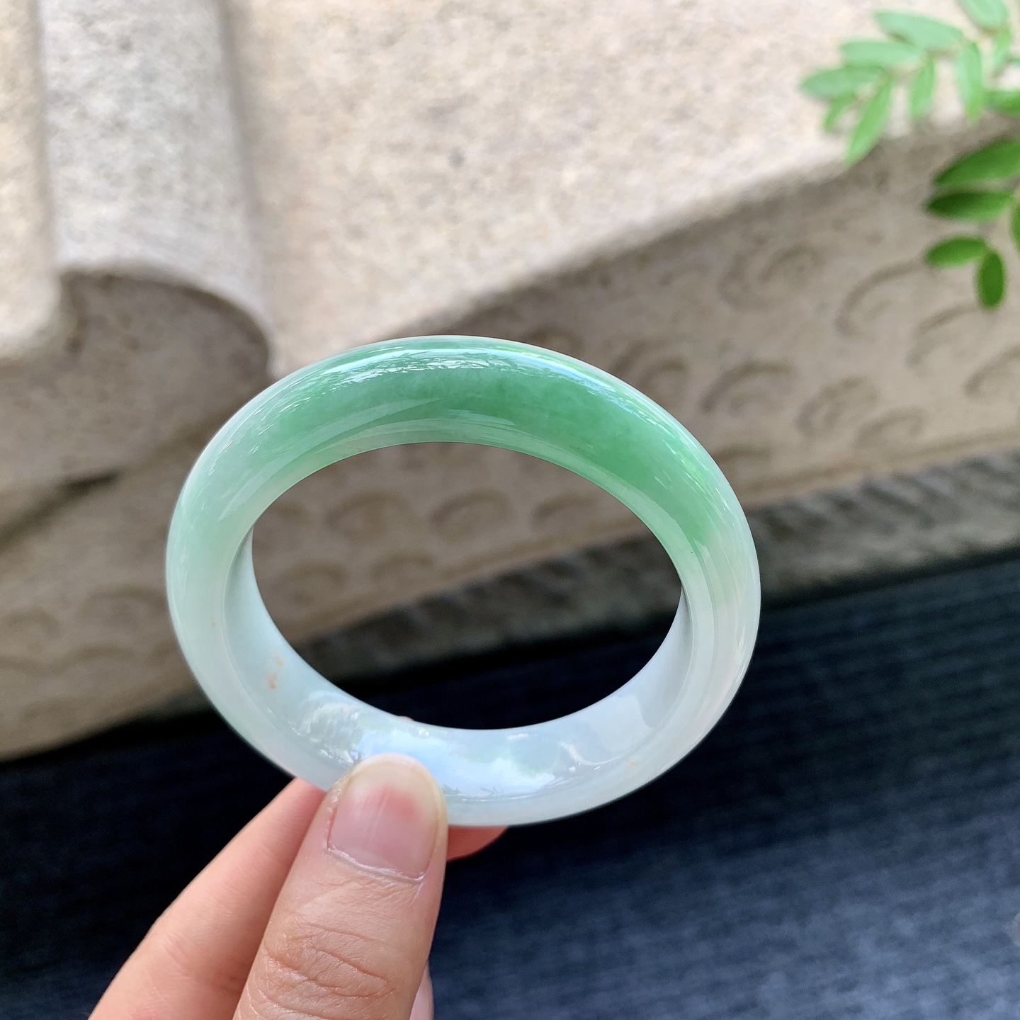 正圈50 51，圈口51.3/12.7/8.3，编码T1082320，细糯飘绿，水润，种老，细腻，打灯有纹线