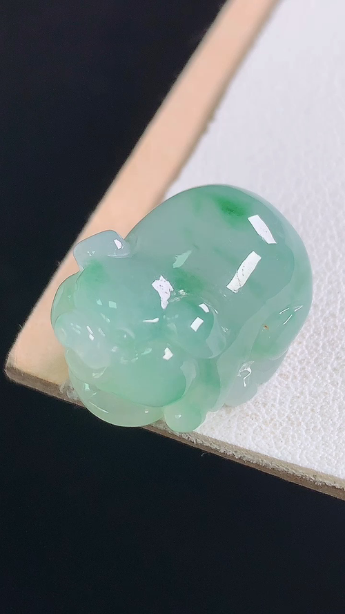 冰飘花小猪，无裂，尺寸:19.6-15.0-11.8mm