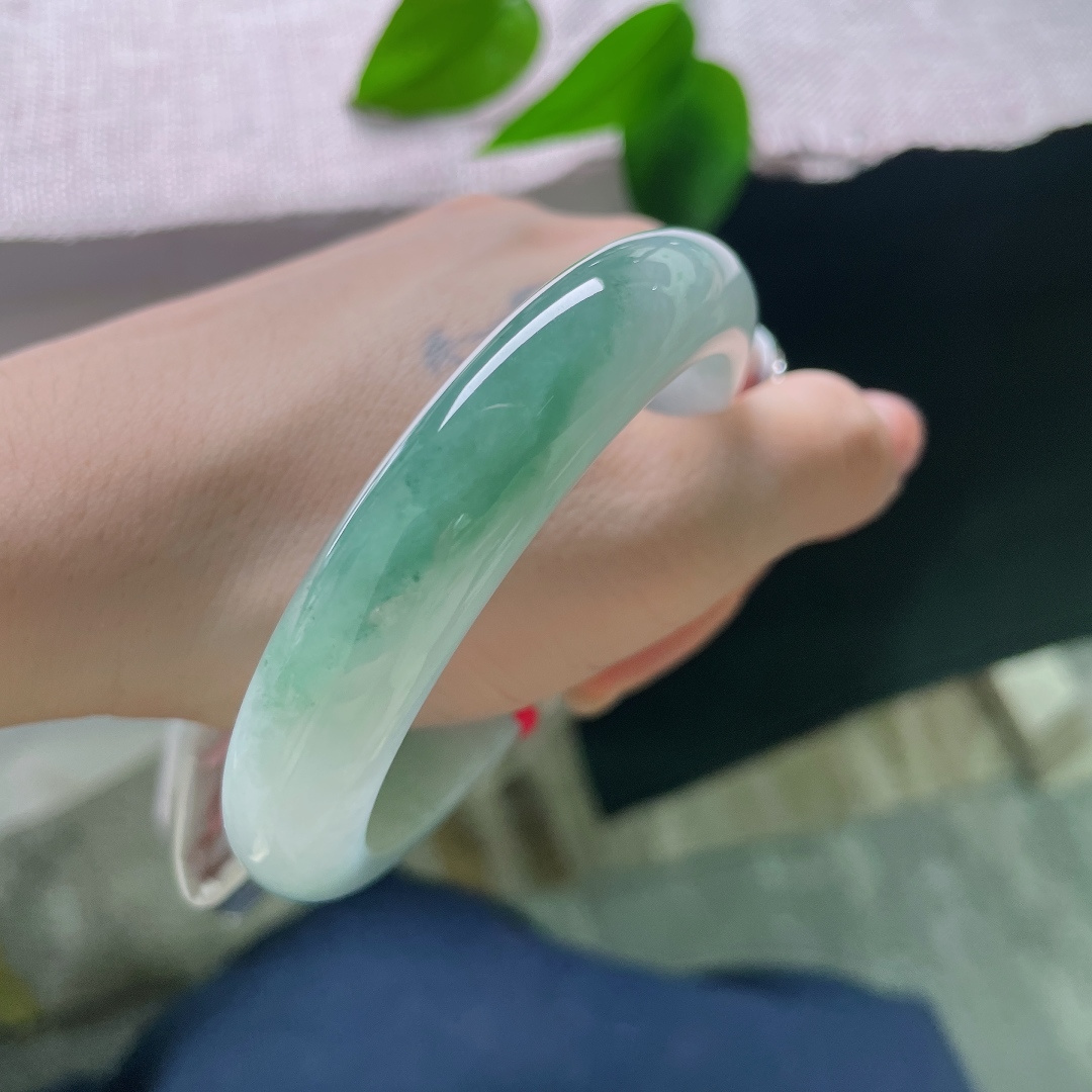 油青正圈，无裂，镯型周正大方，条杆匀称适中，佩戴贴合手腕，上手端庄秀气。ss57863a