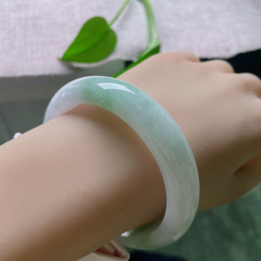 飘绿正圈，晶体纹，素白镯底晕染几缕清新飘绿，清雅内敛，不张扬不浓烈，自带温婉恬静的氛围感。ss57846a