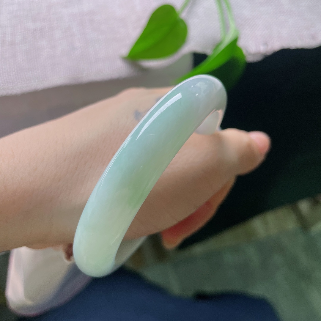 59/12.5/8.7，绿底正圈，无裂，绿调淡淡的不张扬，由浅至淡自然过渡，没有浓烈艳色，走温婉耐看路线。ss57850a