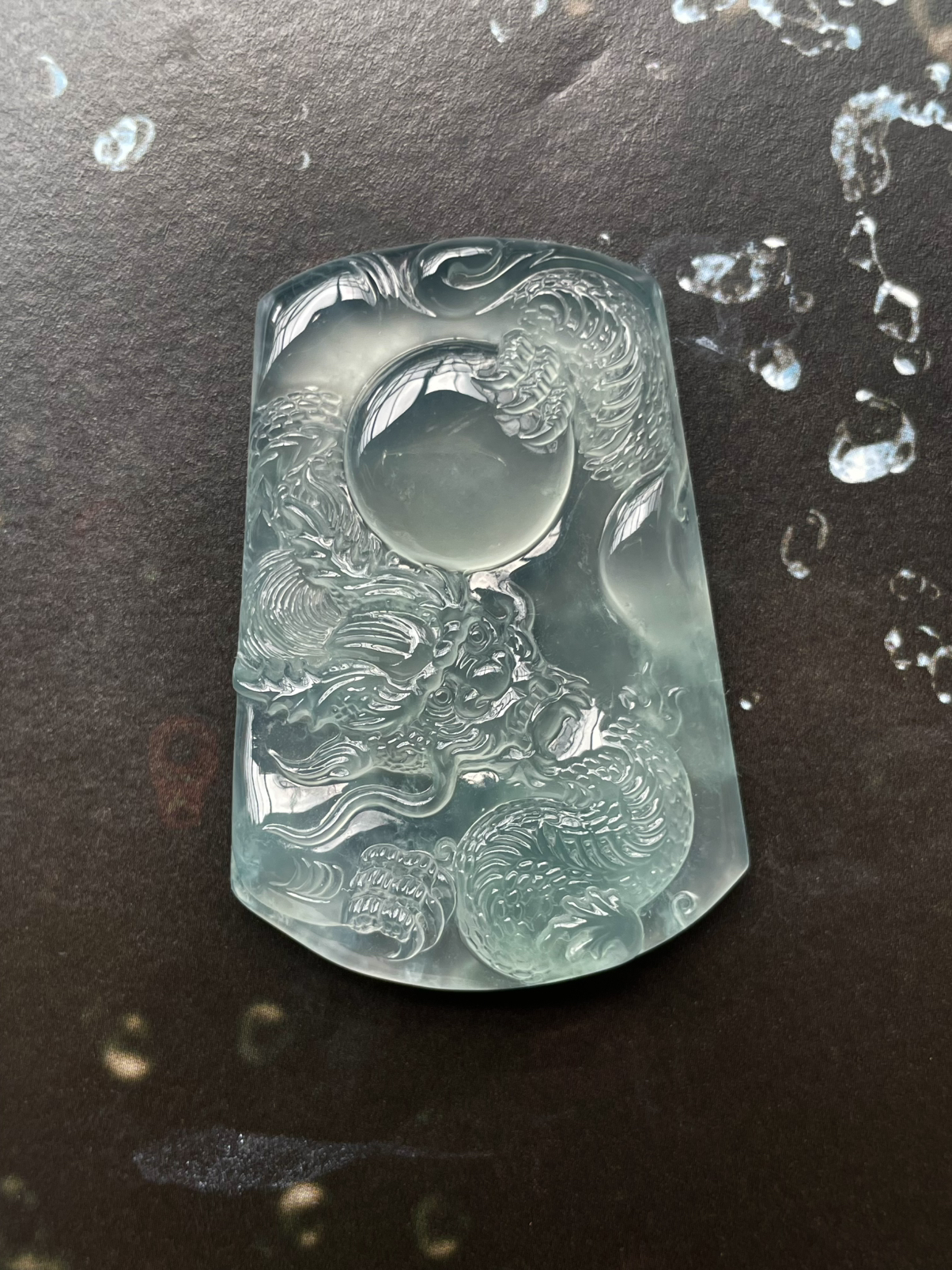 【冰种龙牌】冰润细腻，冰感好，质地很不错。雕工精细，佩戴效果好
