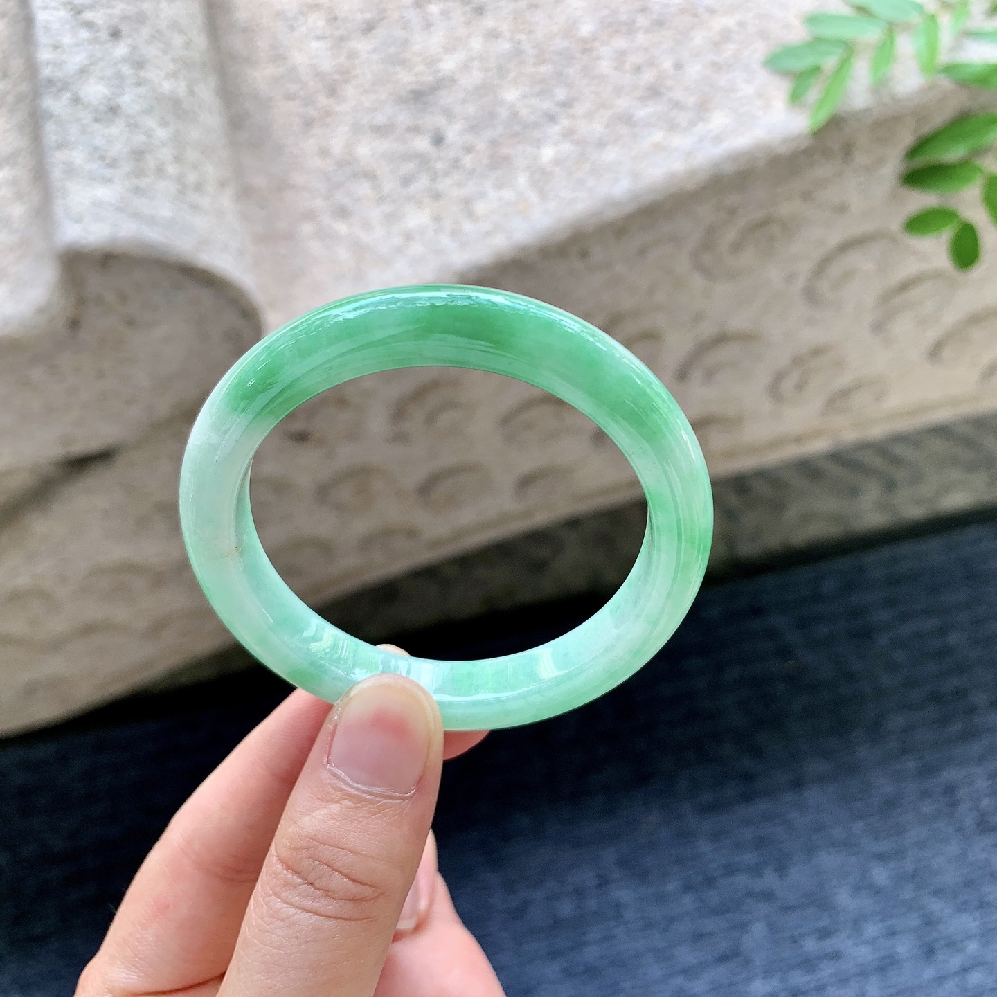 正圈49 50，圈口50.2/9/7.5，编码T1082319，细糯飘绿，水润，种老，细腻，有纹线