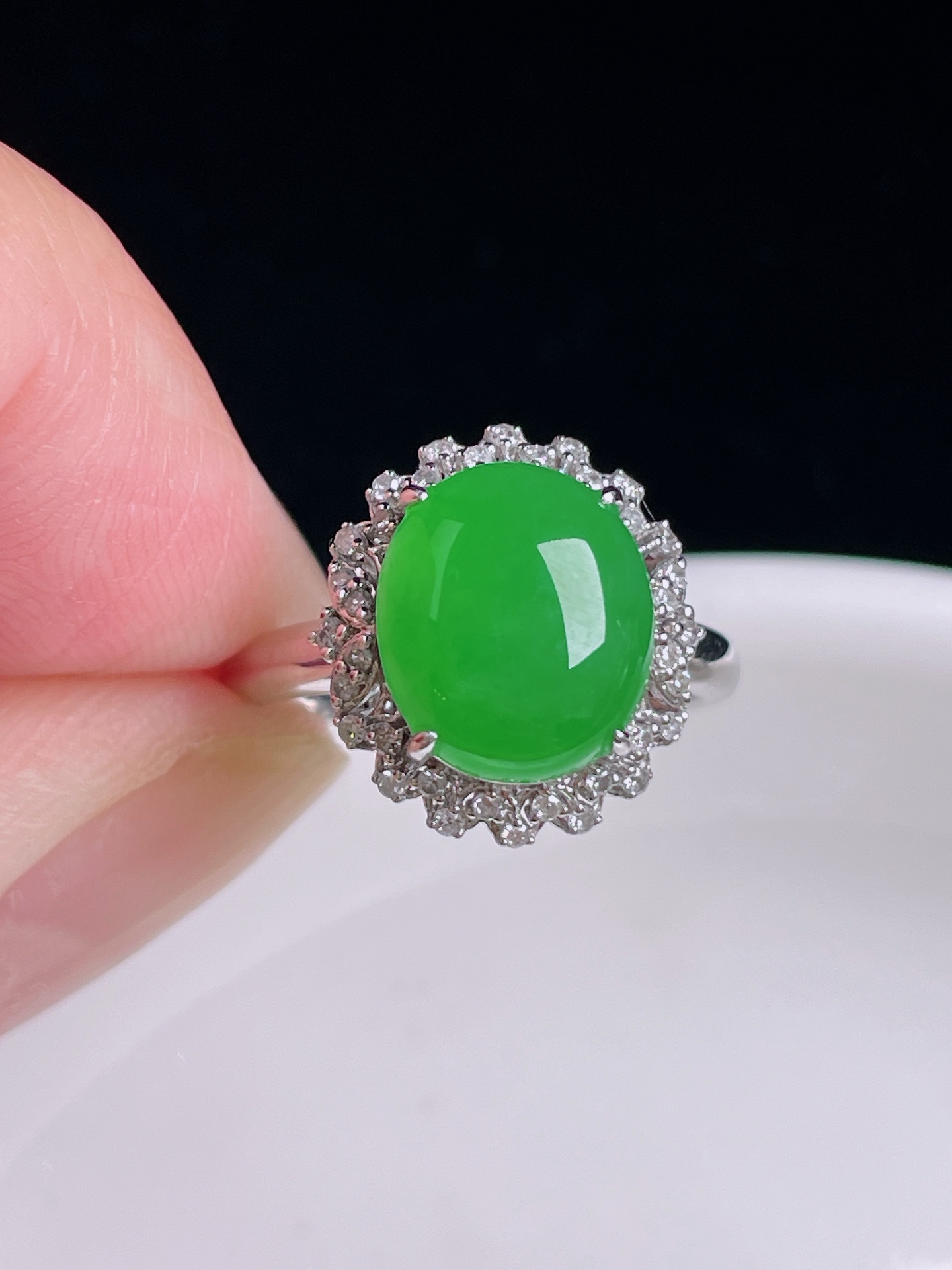 阳绿戒指，18k镶嵌，老种起光，细底通透，尺寸：裸石11.4/9.5/4.6mm0822