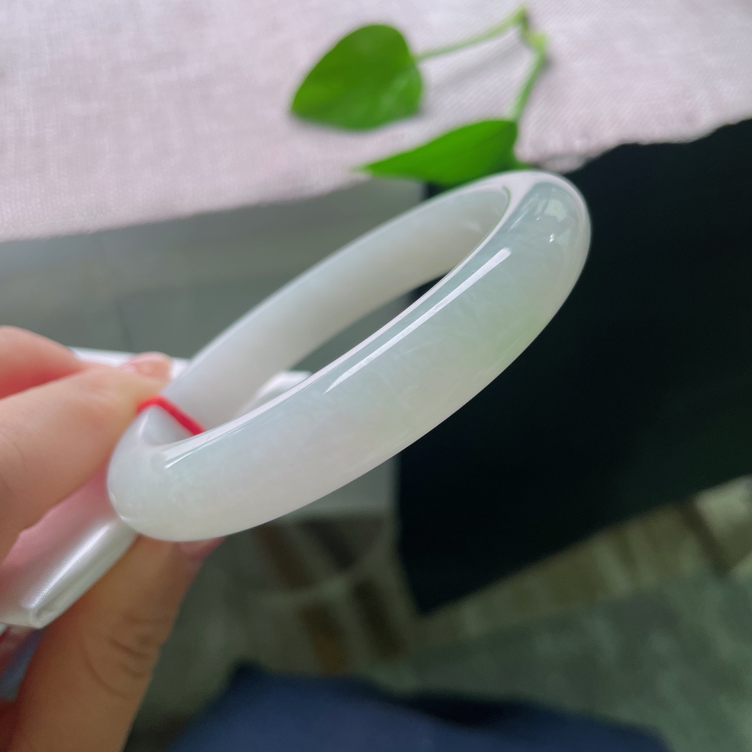 白底正圈，色线，素白通透，底色干净清润，简约素雅，诠释大道至简的腕间美感。ss57741a