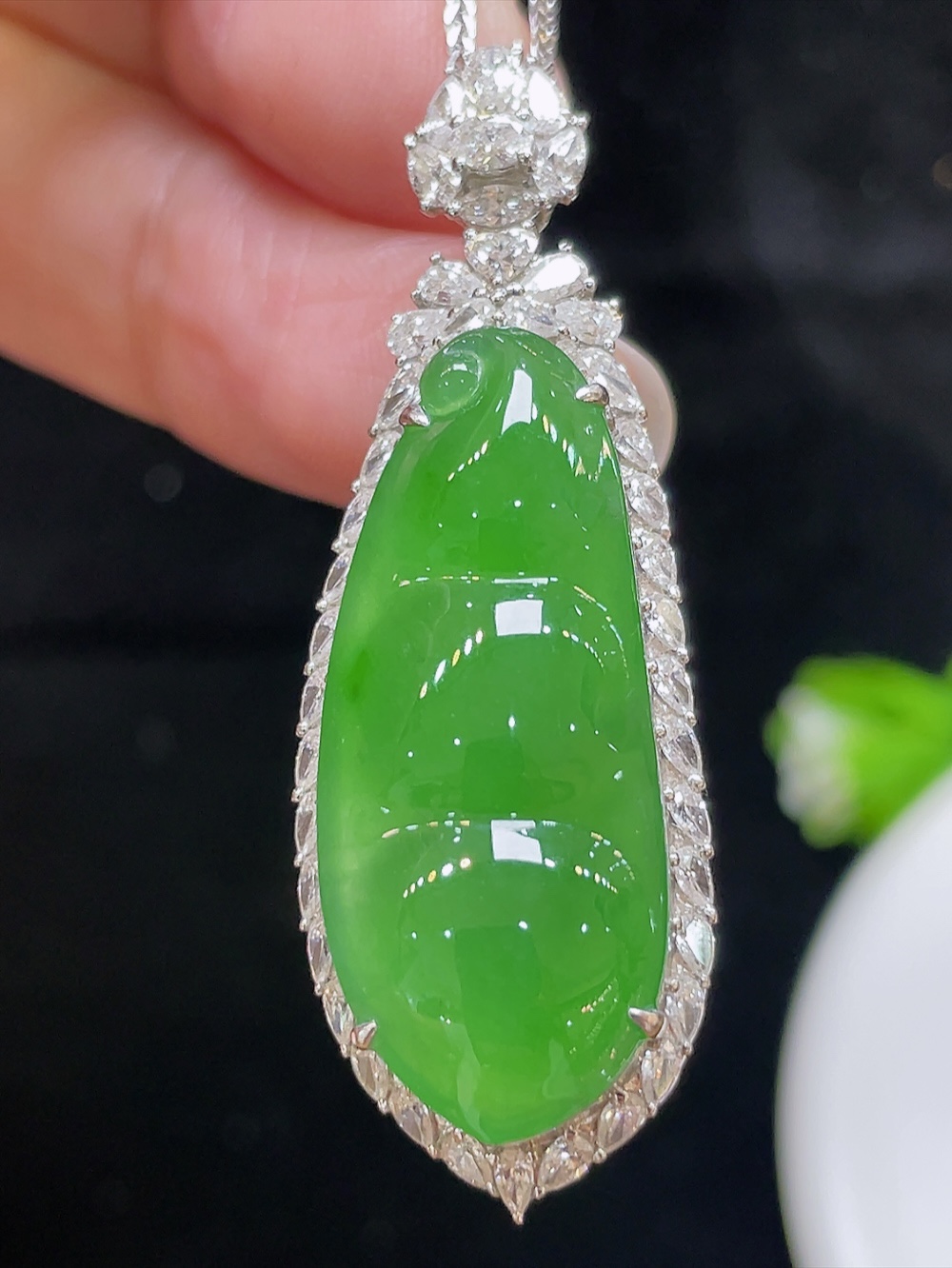 ️【高冰阳绿，福豆】大件饱满，通透水润，玉质细腻，翠色鲜艳，18k金奢华钻石镶嵌️，29.5-12.3-4.3