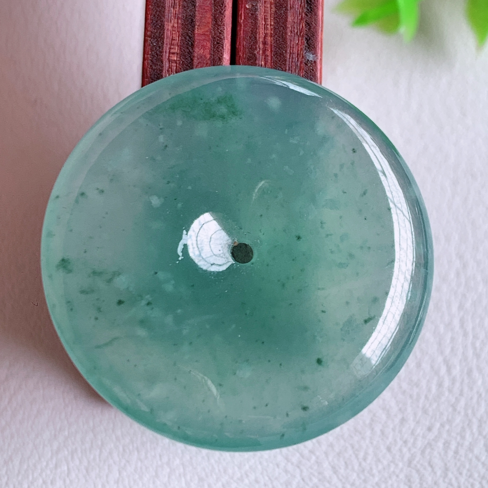 蓝冰飘花平安扣吊坠，厚装饱满，冰润剔透，细腻水足，种质润泽，飘花灵动，佩戴优雅大气，W03.20  尺寸：29.5-5.5mm