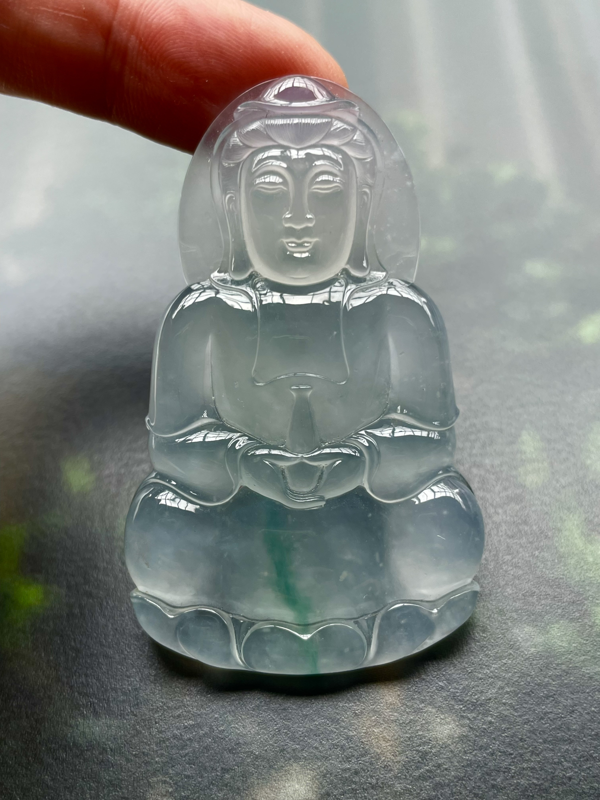 【冰种飘绿观音吊坠】料子通透闪亮，质地致密，种老起强胶感，人物面部开脸生动，雕刻很精细，表情端庄祥和
