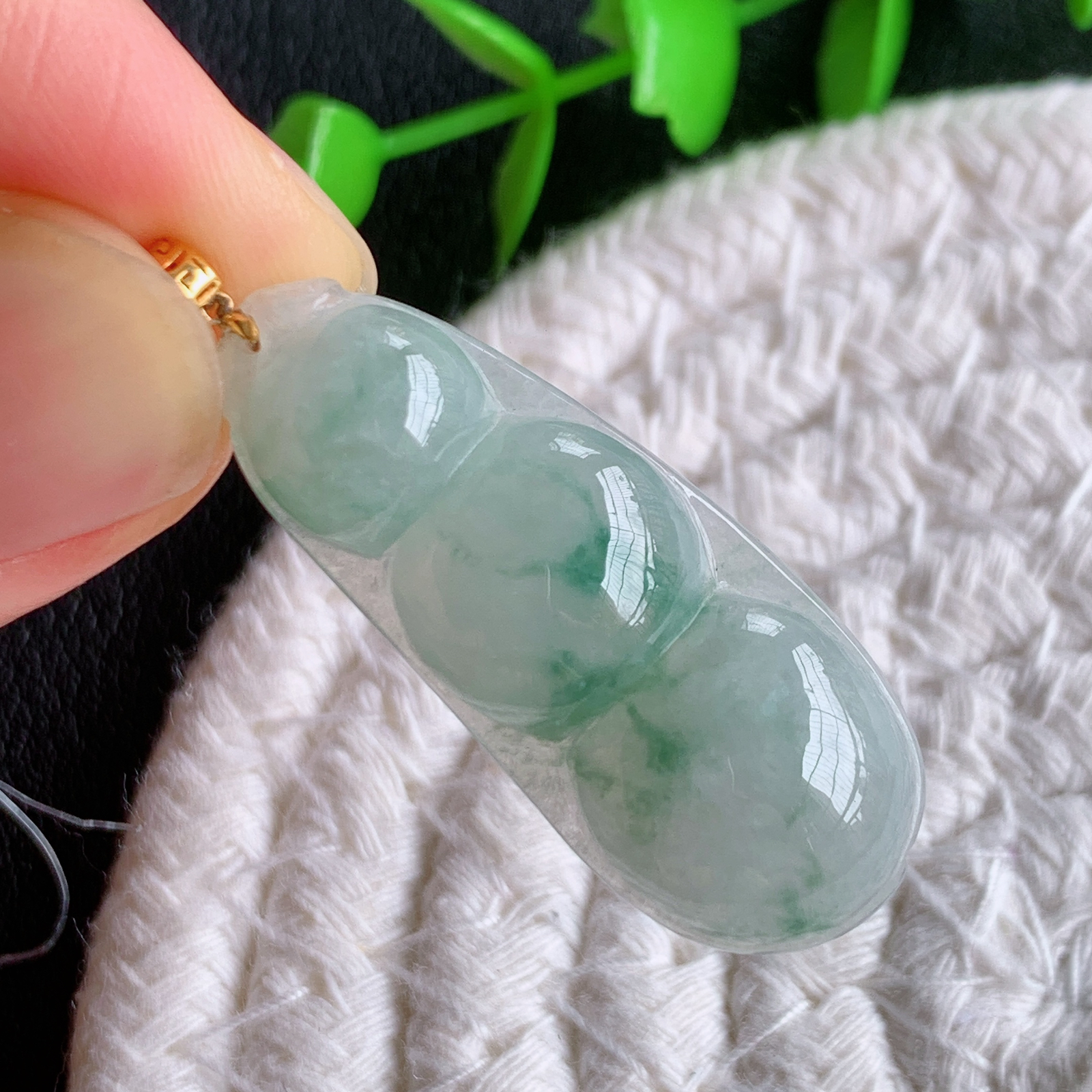 18k金扣冰润飘花福豆翡翠挂件，老种飘花  冰清玉洁  胶感十足  寓意“四季平安，福气满满”颜色鲜艳，清新自然，饱满通透   W49.20 尺寸：35.8-14.5-6mm