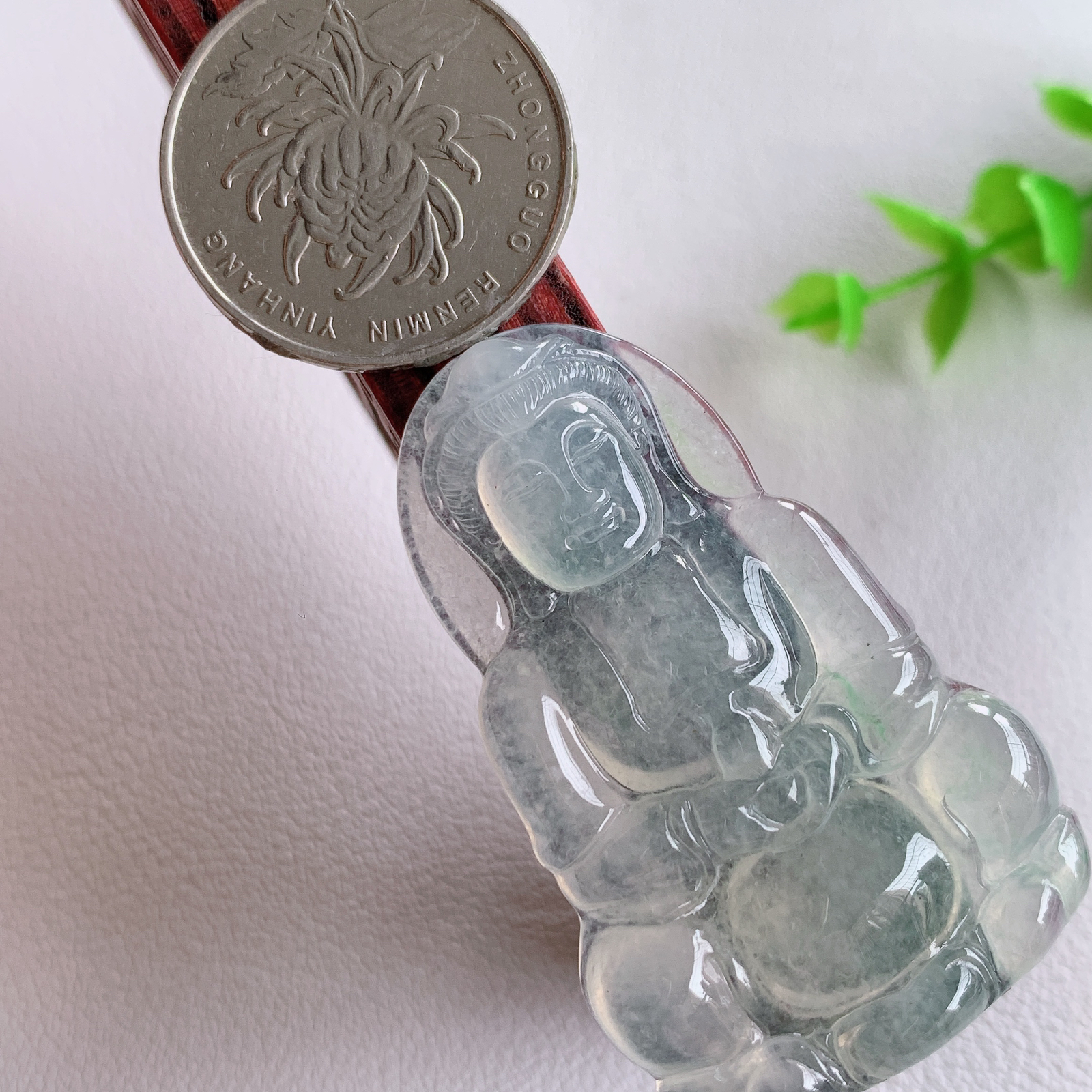 冰精雕观音吊坠，法相端庄大气，工艺精湛，种色浓郁，细腻饱满冰润，种老水足，收藏佳品，佩戴大气  W03.20 尺寸：48.5-30.5-5.6mm