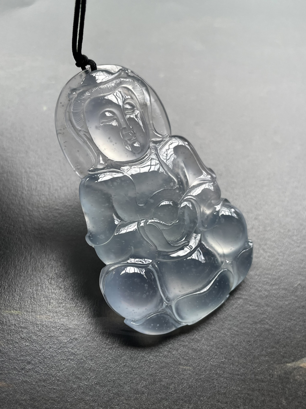 【冰种观音吊坠】老坑雪花棉，料子通透闪亮，质地致密，种老起强胶感，人物面部开脸生动，雕刻很精细，表情端庄祥和。