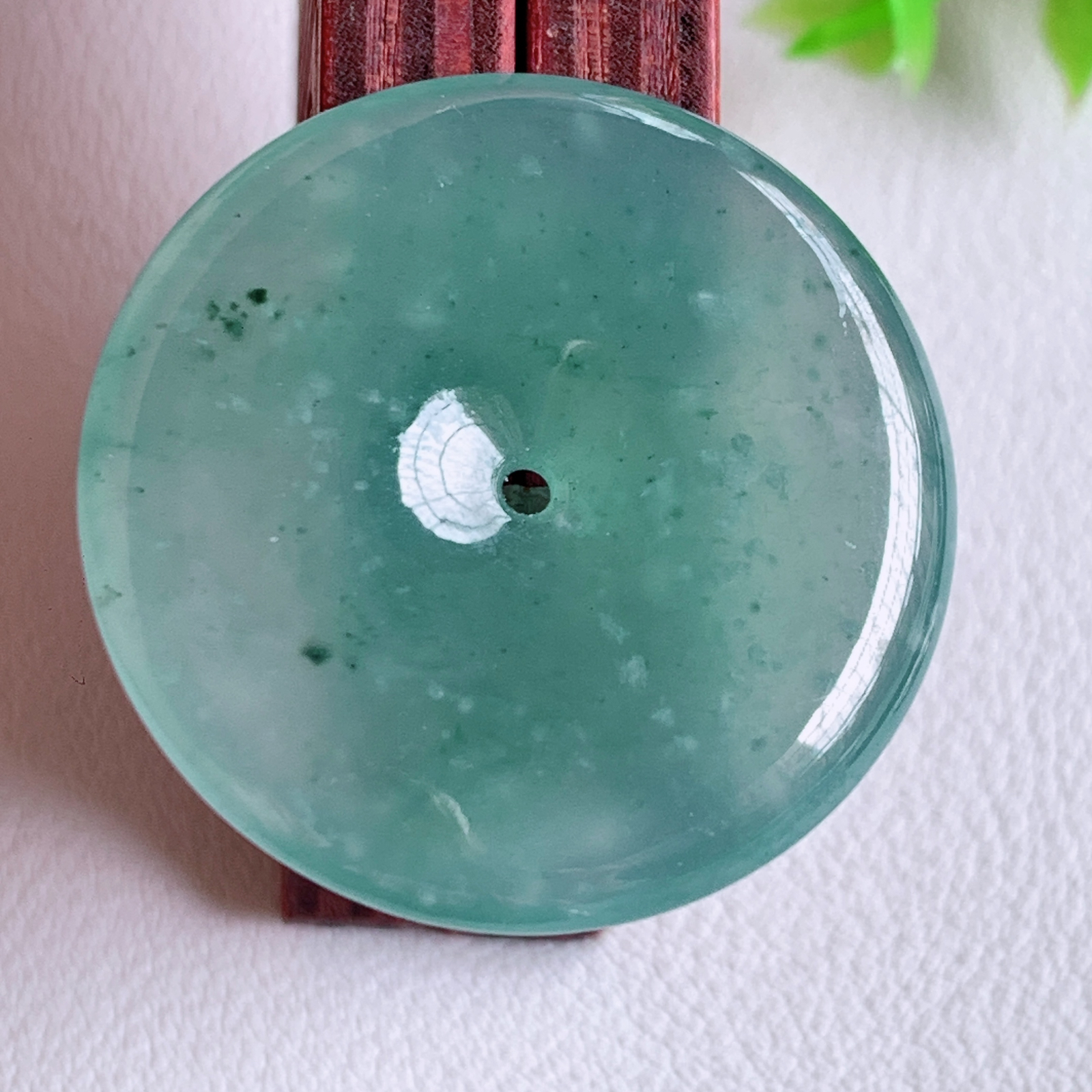 蓝冰飘花平安扣吊坠，厚装饱满，冰润剔透，细腻水足，种质润泽，飘花灵动，佩戴优雅大气，W03.20  尺寸：29.5-5.5mm