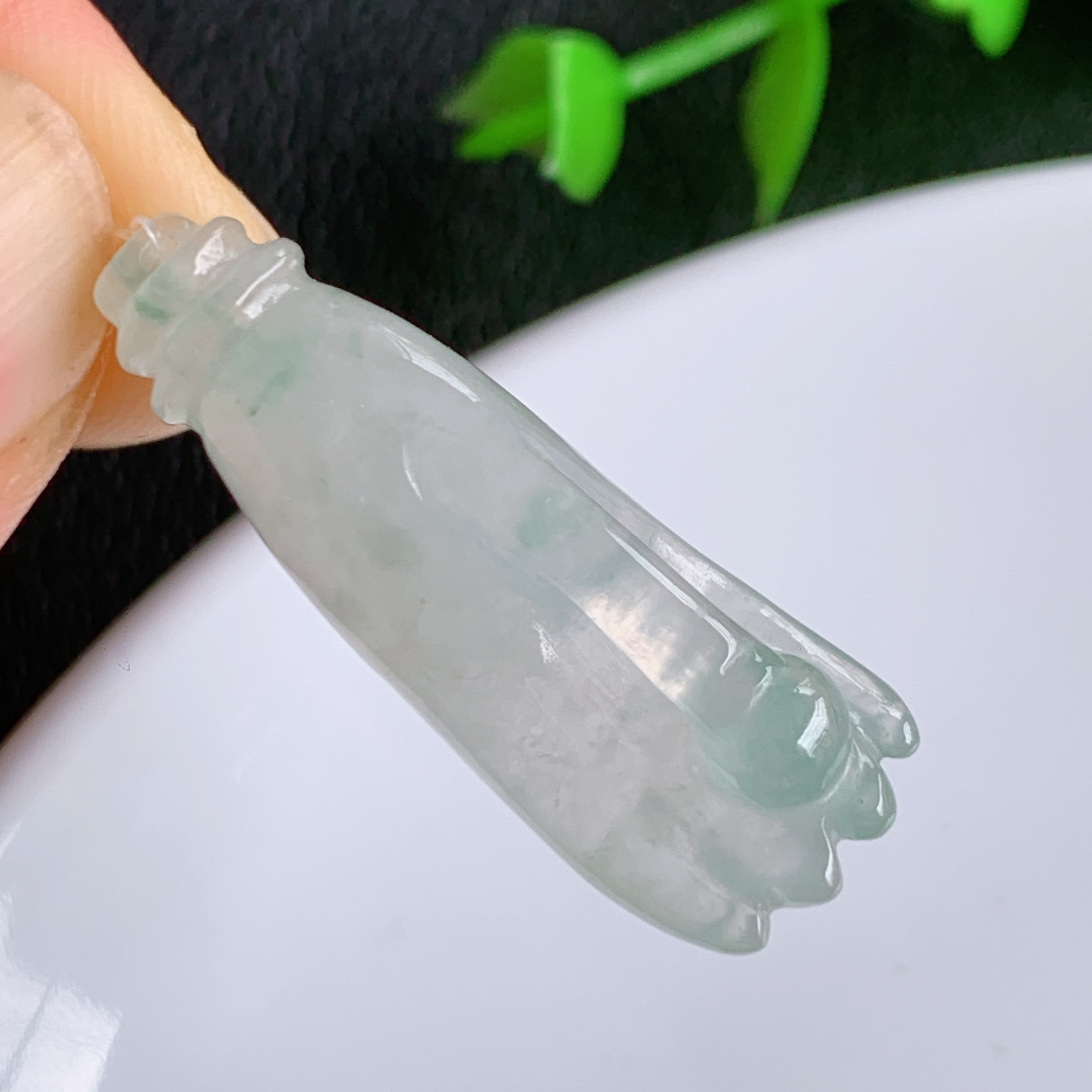 冰润掌上明珠  妙手生财吊坠。玉质细腻 做工精细，精雕纤长佛手，指尖柔美 手执圆润宝珠，有人生运筹帷幄 尽在掌握之意，还有爱不释手 妙手生财的美好寓意。象征着吉祥如意 福寿安康 人生如意 横财到手  W49.20 尺寸：31.5-11.3-7.5mm