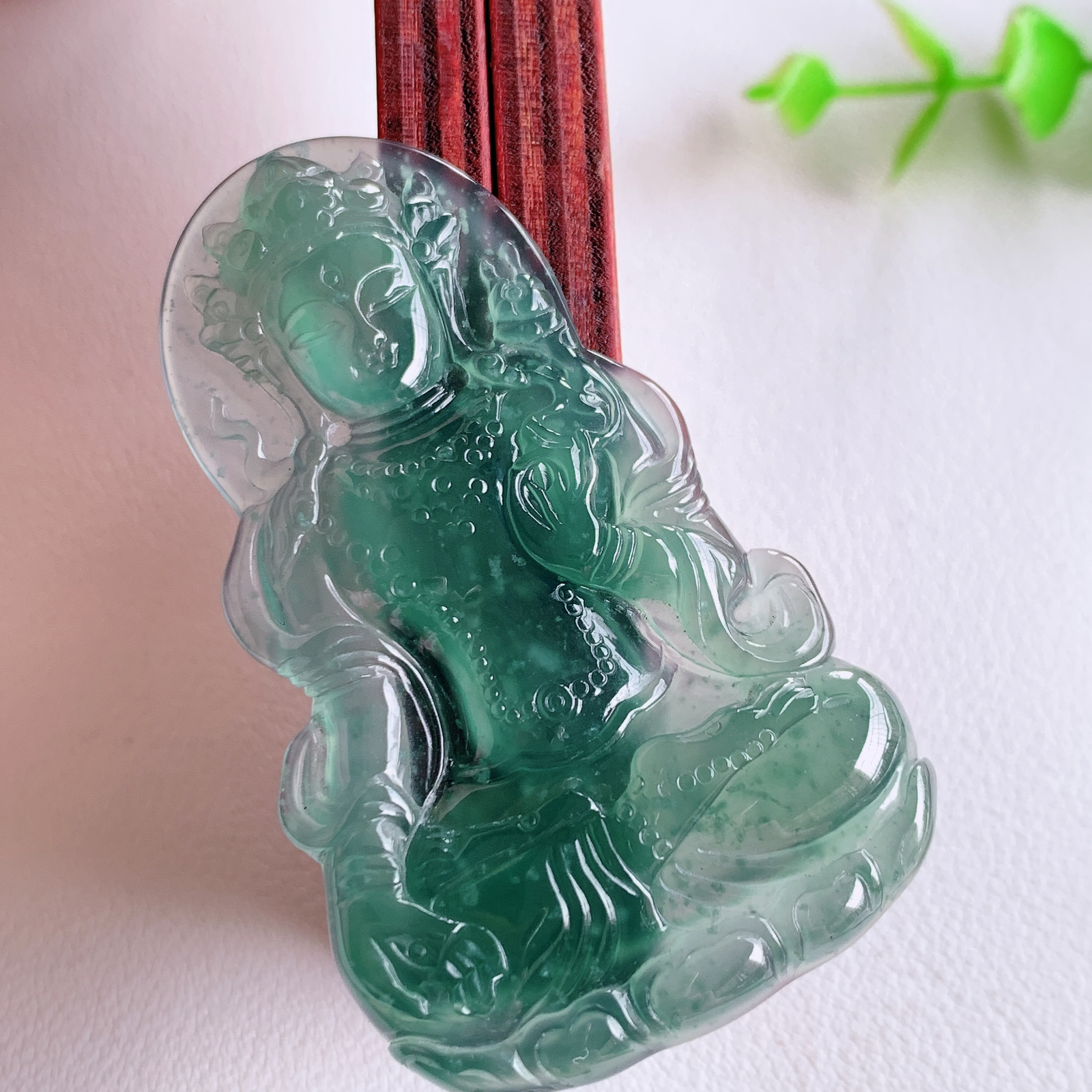 蓝冰精雕观音吊坠，法相端庄大气，工艺精湛，种色浓郁，细腻饱满冰润，种老水足，收藏佳品，佩戴大气  W03.20  尺寸：57-34.3-4.6mm