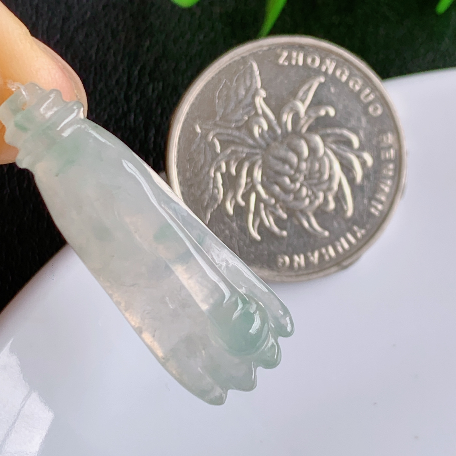 冰润掌上明珠  妙手生财吊坠。玉质细腻 做工精细，精雕纤长佛手，指尖柔美 手执圆润宝珠，有人生运筹帷幄 尽在掌握之意，还有爱不释手 妙手生财的美好寓意。象征着吉祥如意 福寿安康 人生如意 横财到手  W49.20 尺寸：31.5-11.3-7.5mm