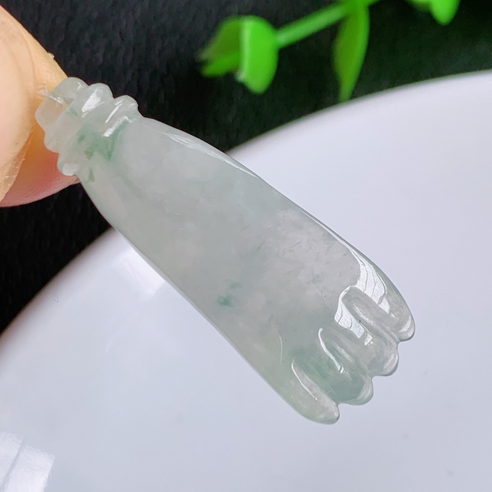 冰润掌上明珠  妙手生财吊坠。玉质细腻 做工精细，精雕纤长佛手，指尖柔美 手执圆润宝珠，有人生运筹帷幄 尽在掌握之意，还有爱不释手 妙手生财的美好寓意。象征着吉祥如意 福寿安康 人生如意 横财到手  W49.20 尺寸：31.5-11.3-7.5mm
