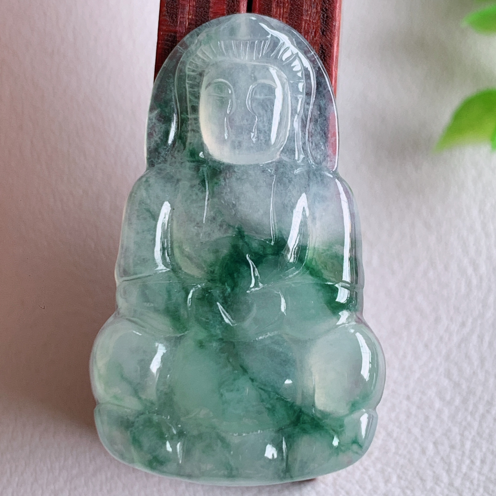 冰润精雕飘花观音吊坠，法相端庄大气，工艺精湛，种色浓郁，细腻饱满冰润，种老水足，收藏佳品，佩戴大气 