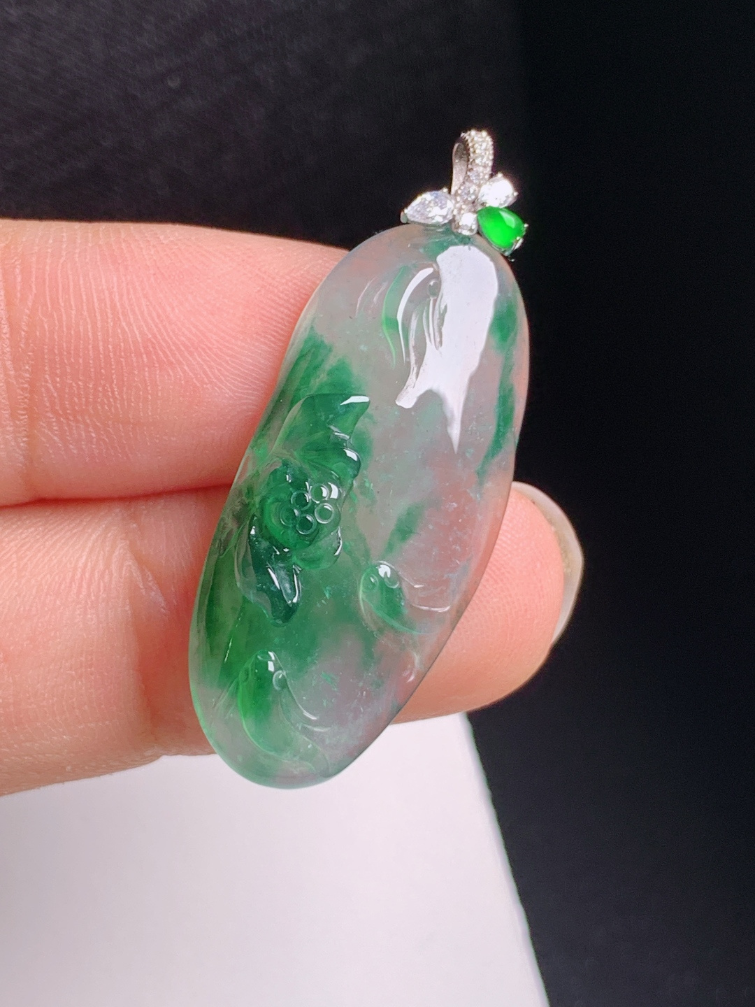 冰种飘花莲花吊坠，翠色浓郁，雕工雅致，和和美美，530819