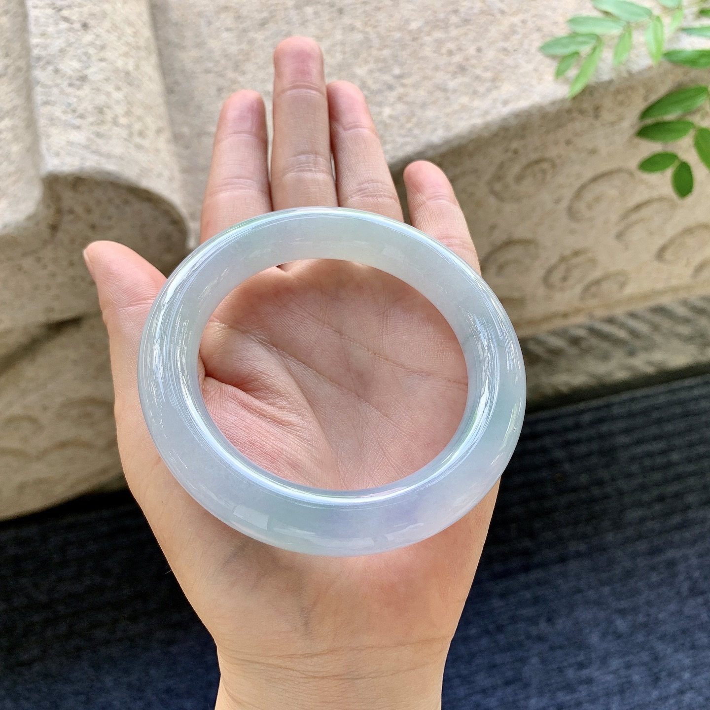 圆条56 57，圈口57.4/12.2/11.8，编码GL082340，冰糯，水润，种老，细腻，打灯有棉线