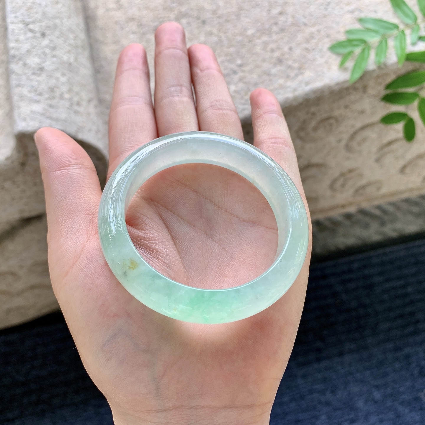 正圈49 50，圈口50/12.4/8，编码DZ082303，冰糯飘绿，水润，种老，细腻，打灯有棉线