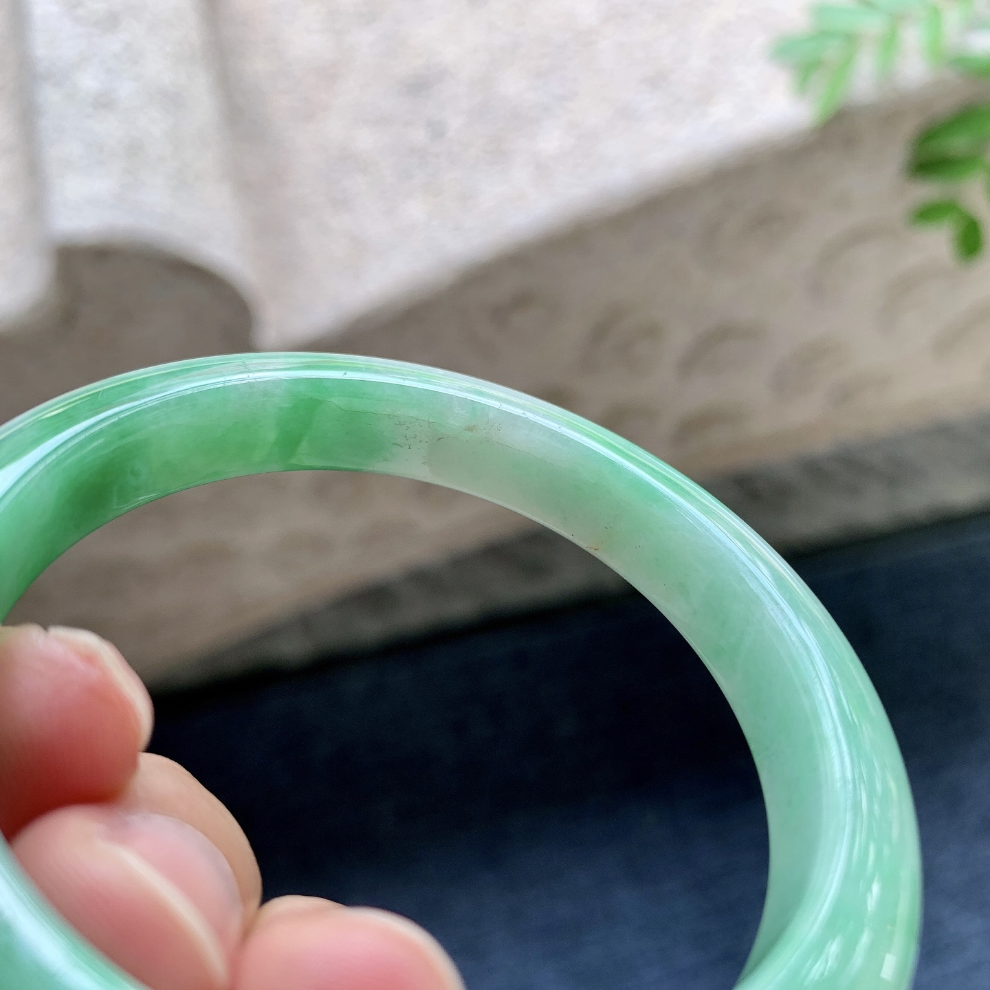 正圈49 50，圈口50.2/9/7.5，编码T1082319，细糯飘绿，水润，种老，细腻，有纹线