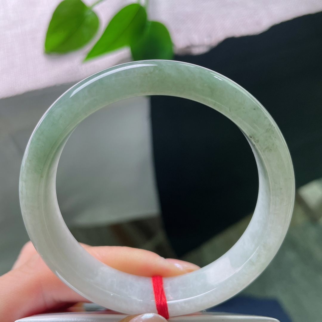 油青正圈，皮纹，深青如水，色泽温润厚重，玉质油润顺滑，越戴越能品出内敛的韵味。ss57751a