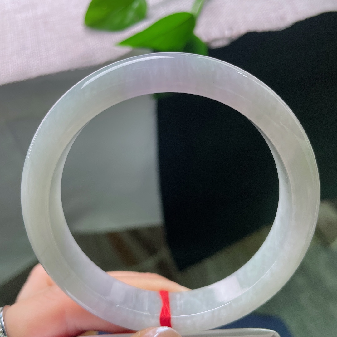 61.9/12.7/9.3，淡紫正圈，晶体纹，浅淡紫色温柔晕开，玉质温润细腻，柔光缓缓萦绕镯，自带安静含蓄的温婉气息。ss57737a