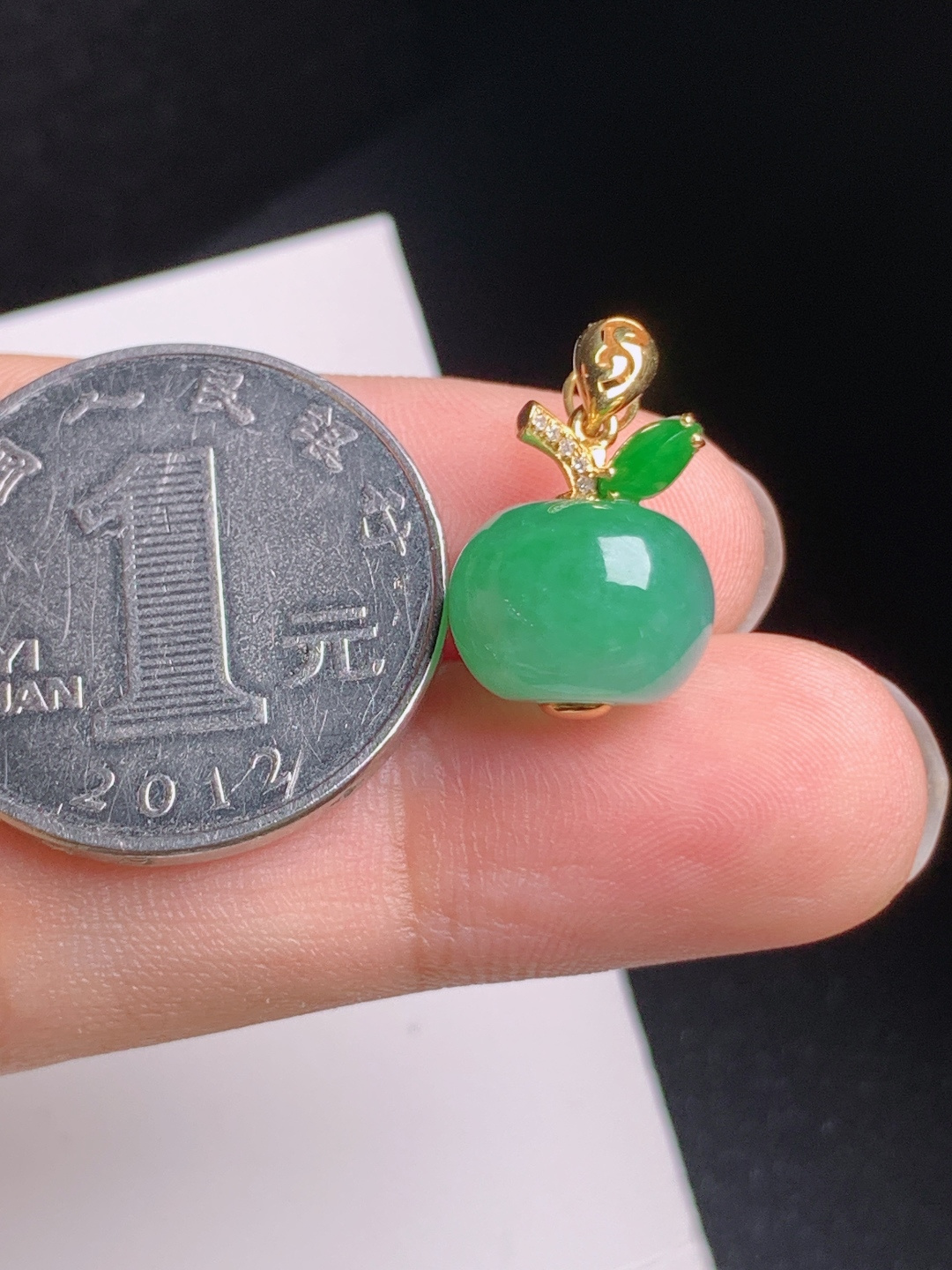 满绿苹果吊坠，翠色怡人，造型讨喜，金钻镶嵌，平平安安