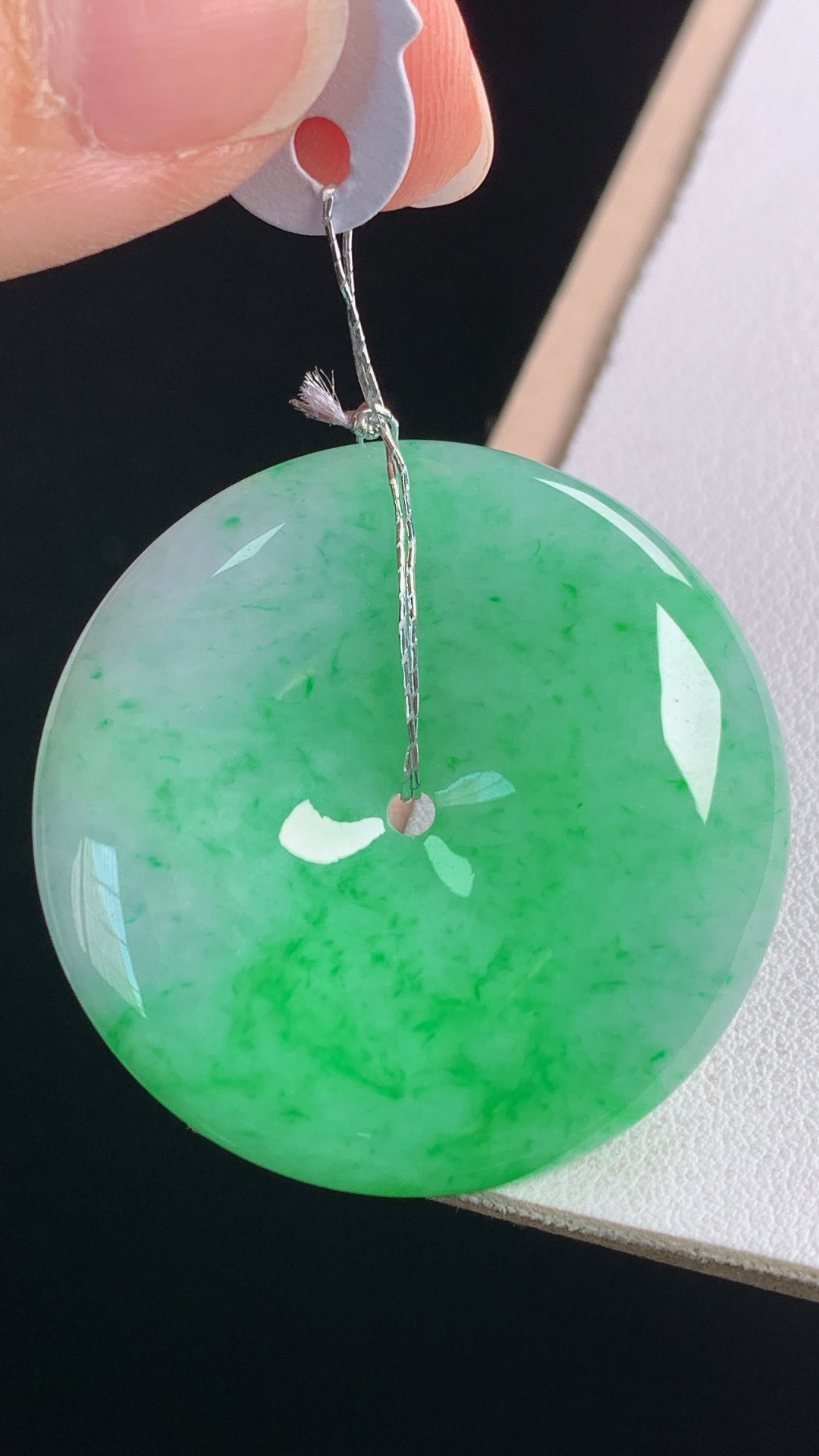 阳绿平安扣,色泽明艳，底子细腻，无裂,尺寸:35.7-7.1mm
