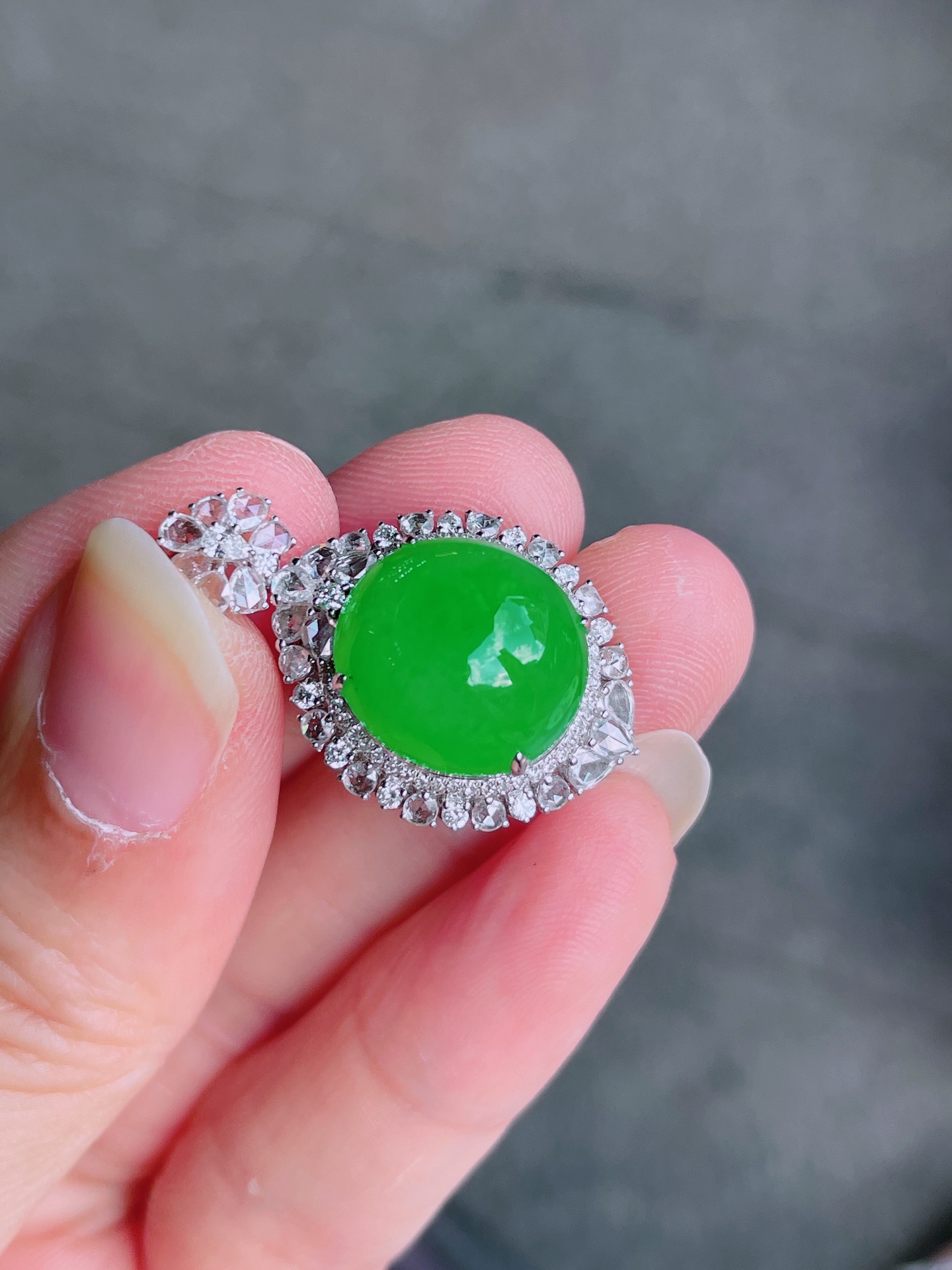 高冰绿蛋面吊坠晶莹剔透，新颖时尚，品相，14-13-8