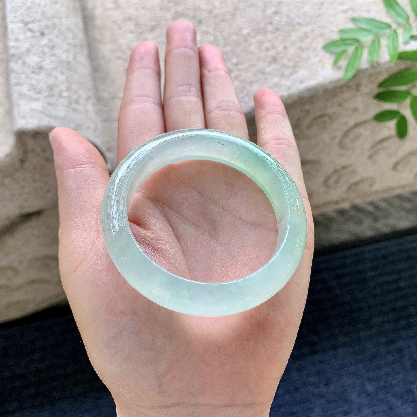 正圈49 50，圈口50/12.4/8，编码DZ082303，冰糯飘绿，水润，种老，细腻，打灯有棉线