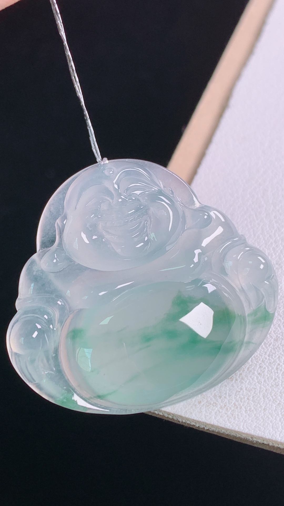冰飘花佛公，花色灵动，冰清玉洁，无裂，尺寸:32.5-36.3-5.9mm