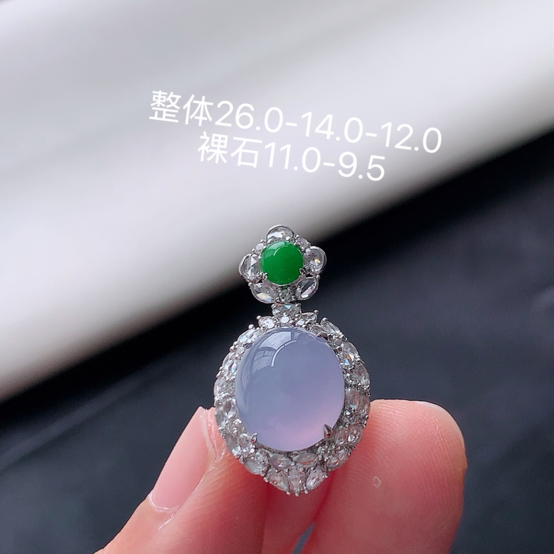 冰紫旦面吊坠。紫味浓郁，种老冰胶水润，品相喜悦，佩戴优雅迷人货号96820，26.0-14.0-12