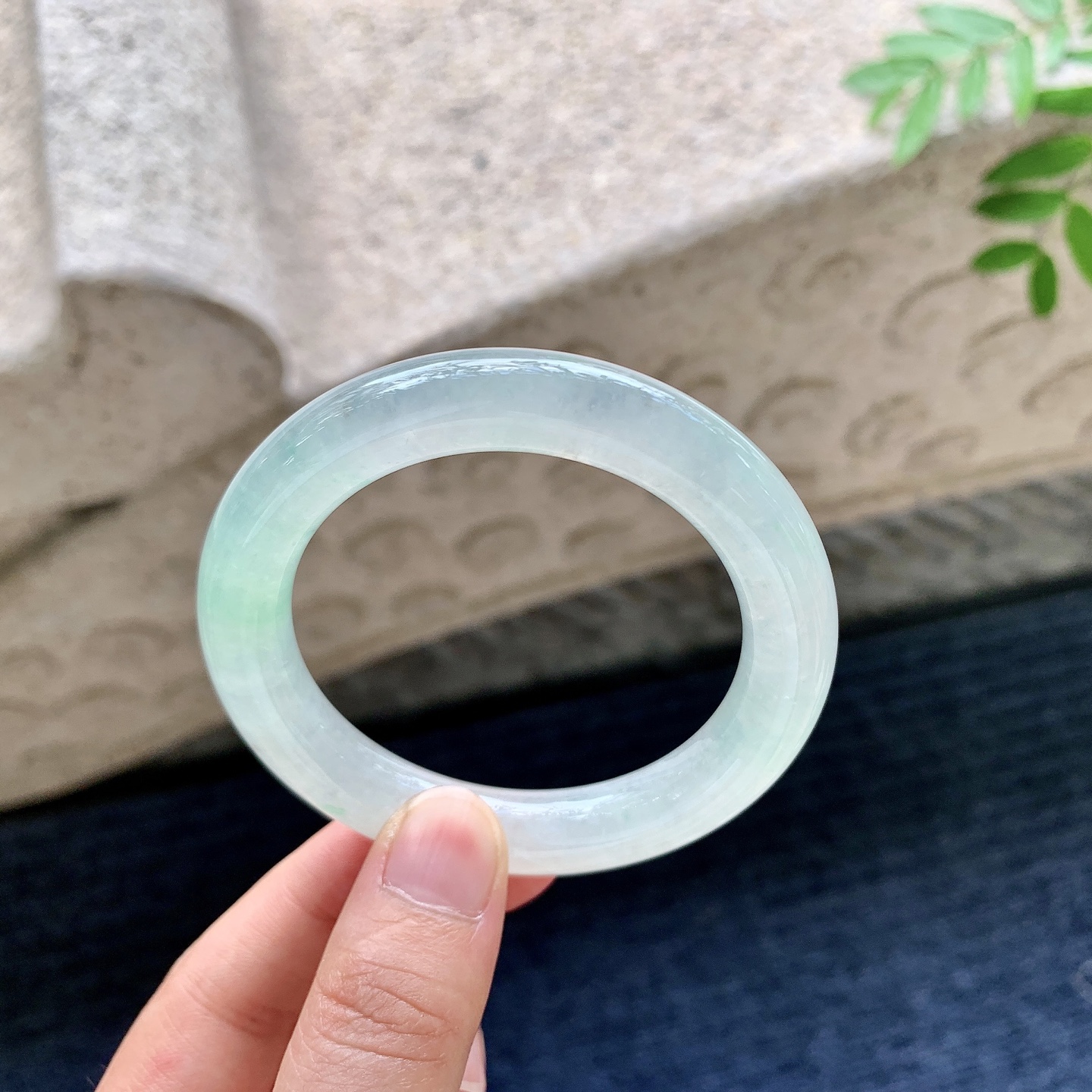圆条49 50,圈口50.1/10/9.7,编码DZ082308,冰糯飘绿，水润，种老，细腻，打灯有棉纹