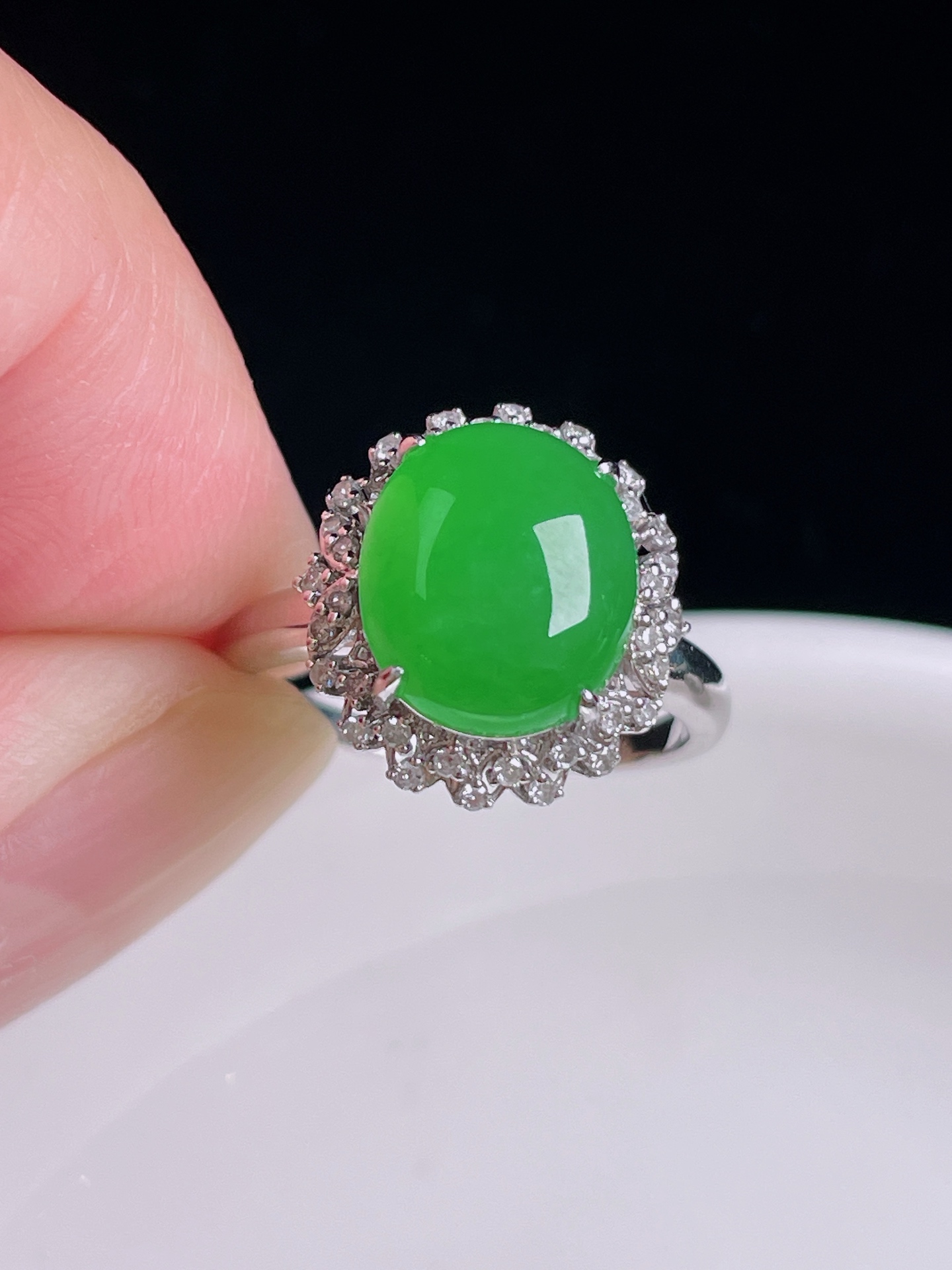 阳绿戒指，18k镶嵌，老种起光，细底通透，尺寸：裸石11.4/9.5/4.6mm0822