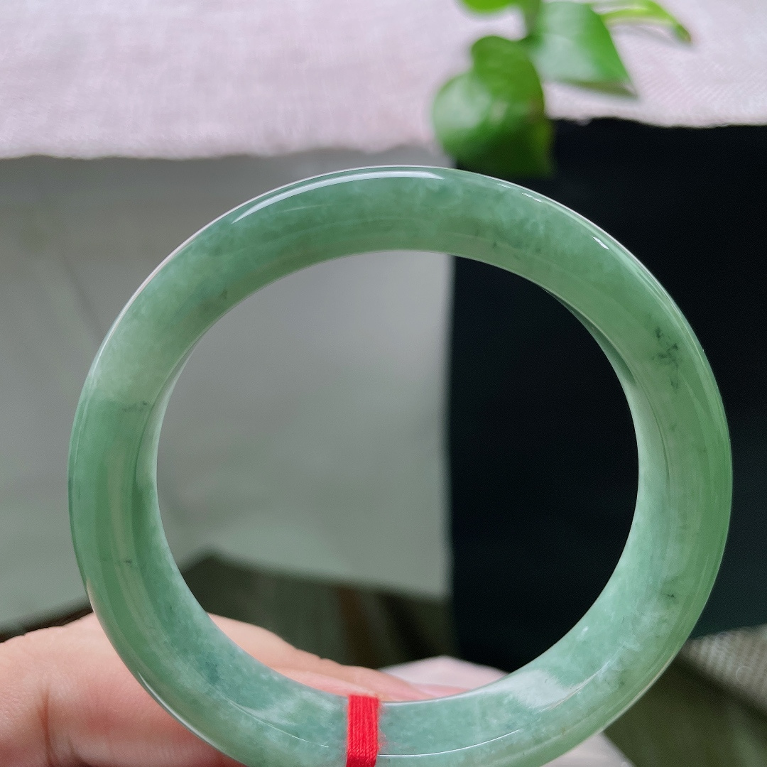 绿底正圈，晶体感，浅绿浸融冰种玉，腕间自带山间清泉。ss57684a。